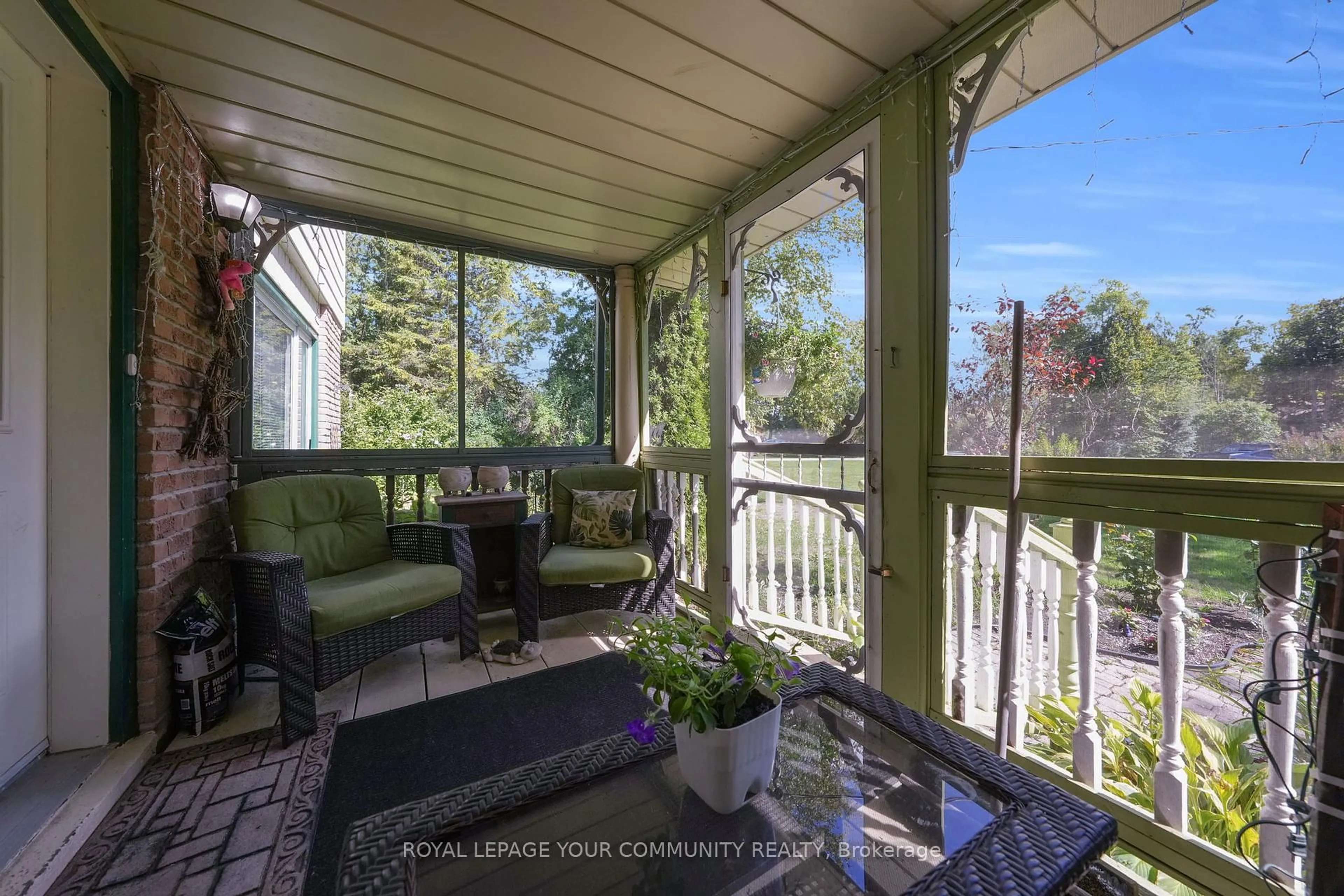 Patio, unknown for 44 Beaverdale Cres, Georgina Ontario L0E 1N0