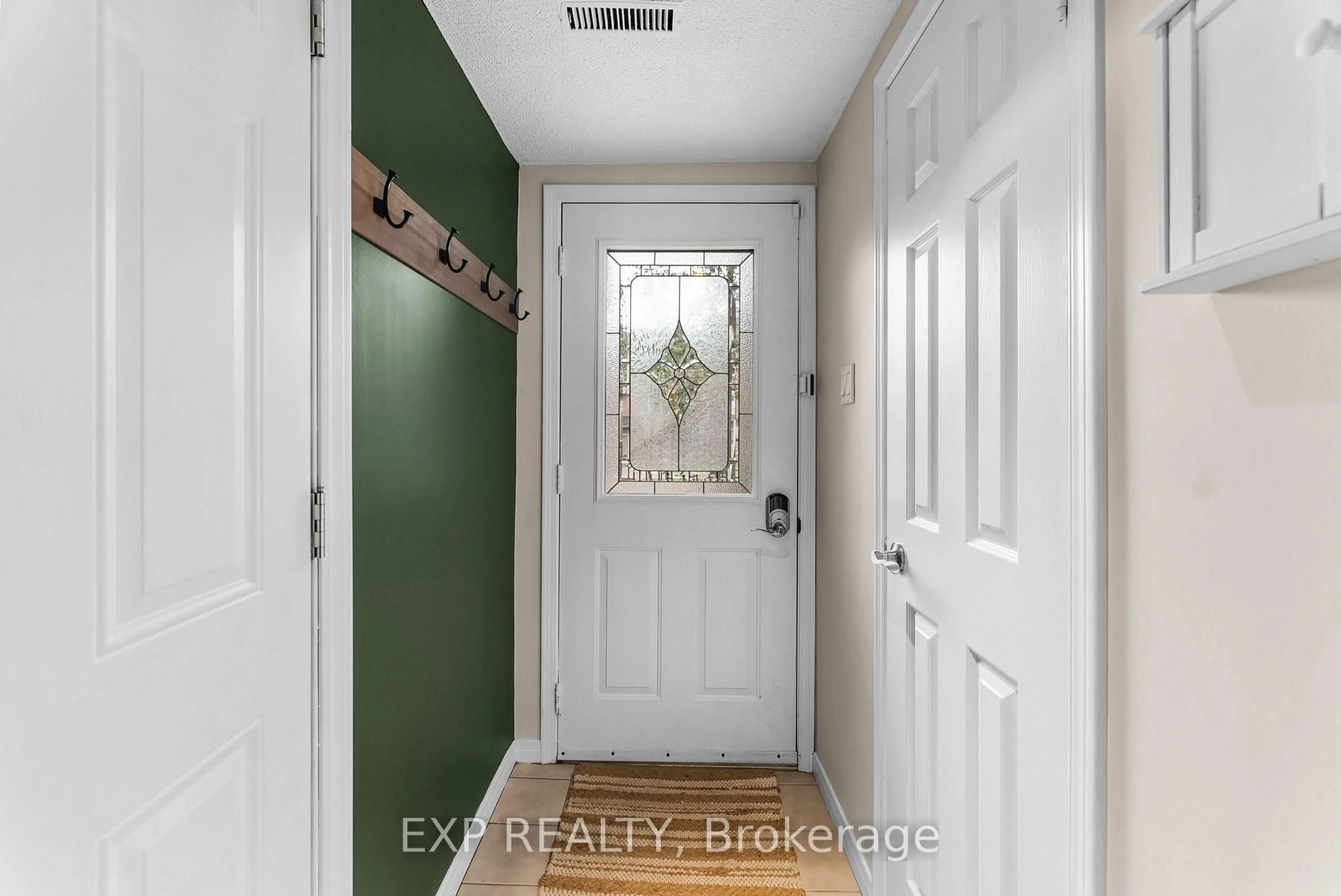 Indoor entryway for 119 Spring Rd, Georgina Ontario L4P 2K4