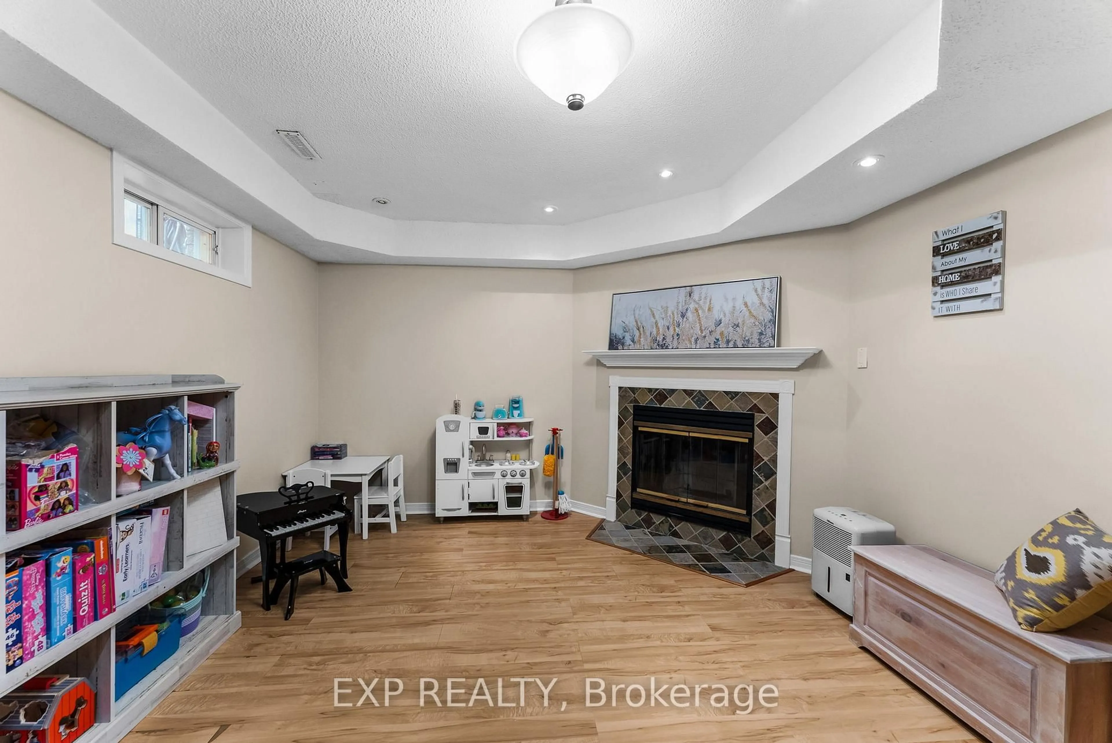 A pic of a room for 119 Spring Rd, Georgina Ontario L4P 2K4