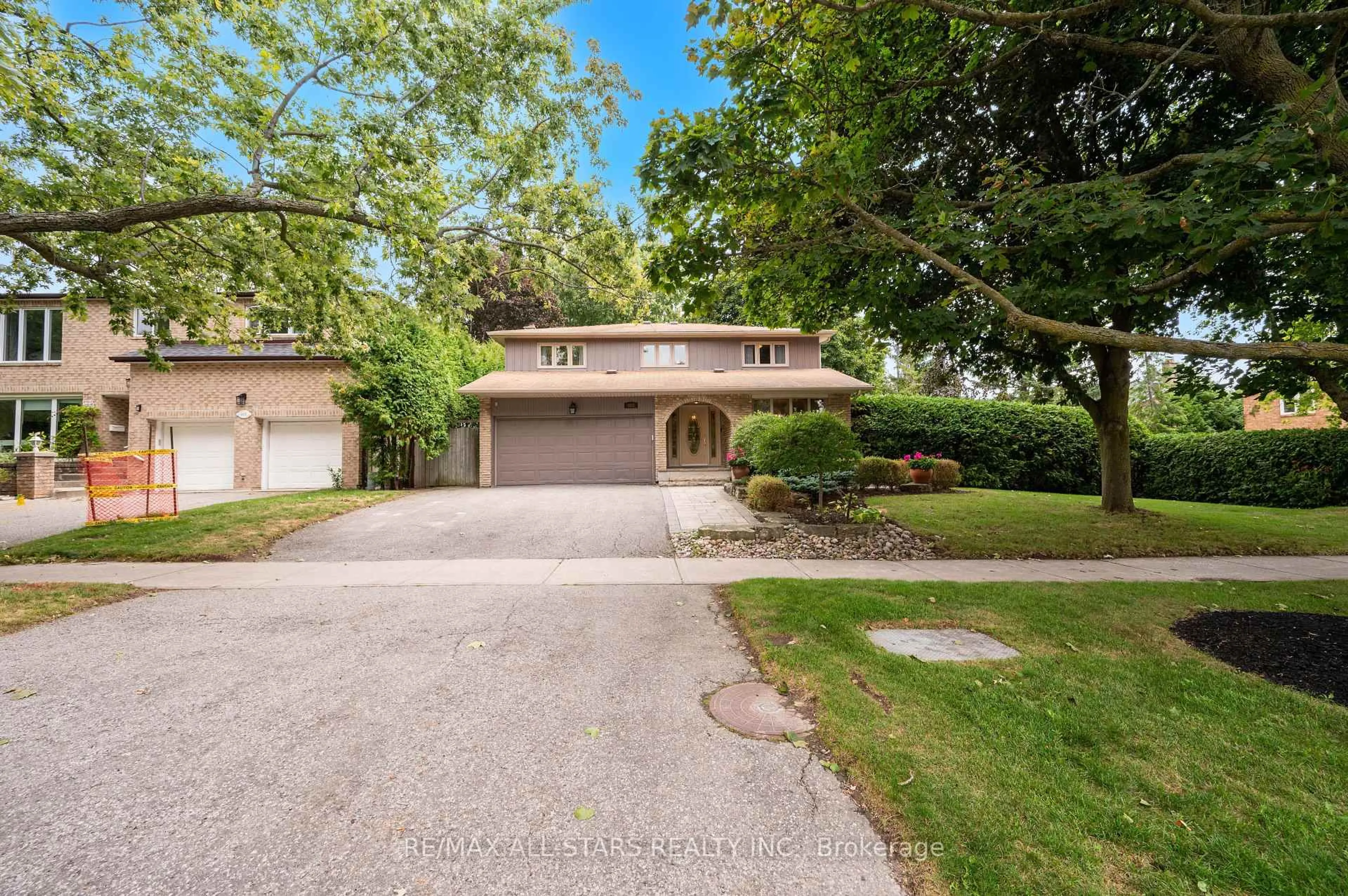 A pic from outside/outdoor area/front of a property/back of a property/a pic from drone, street for 603 Village Pkwy, Markham Ontario L3R 2K8