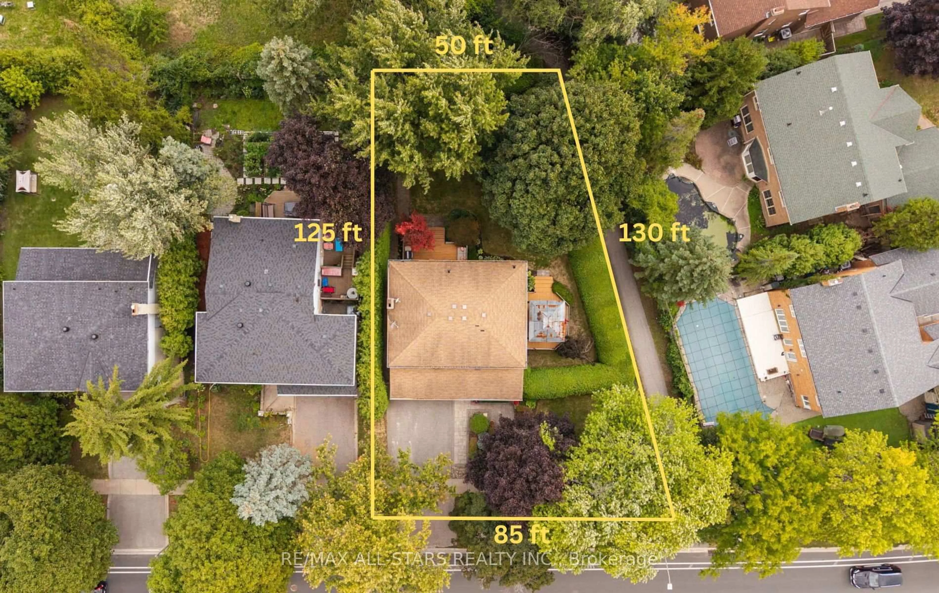 A pic from outside/outdoor area/front of a property/back of a property/a pic from drone, street for 603 Village Pkwy, Markham Ontario L3R 2K8