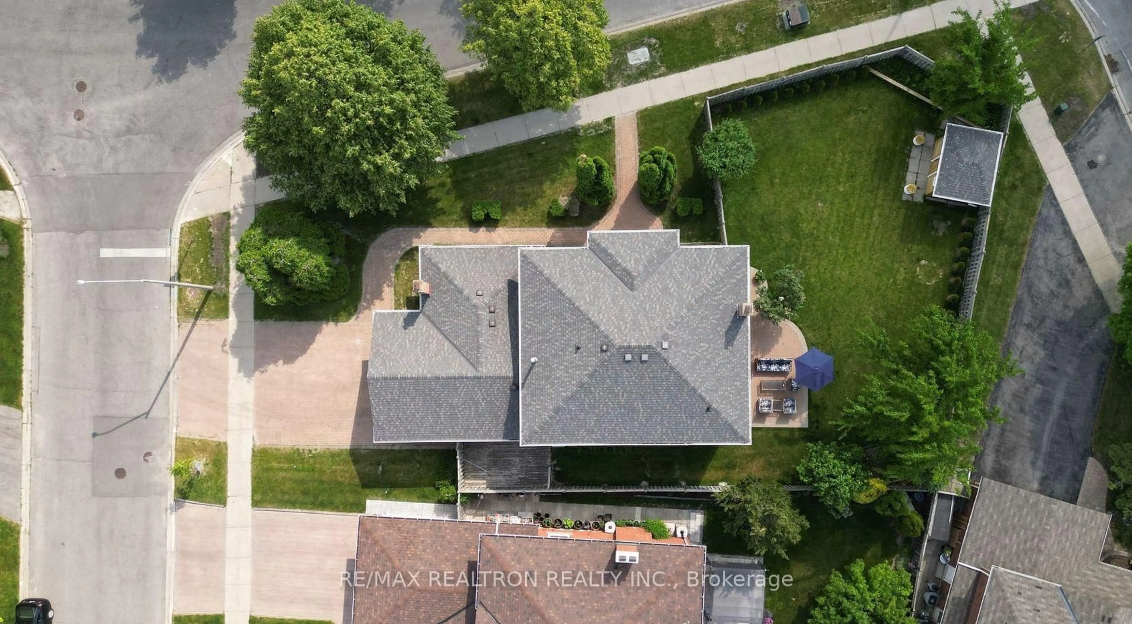 A pic from outside/outdoor area/front of a property/back of a property/a pic from drone, street for 2 Glenhurst Rd, Richmond Hill Ontario L4B 2C9
