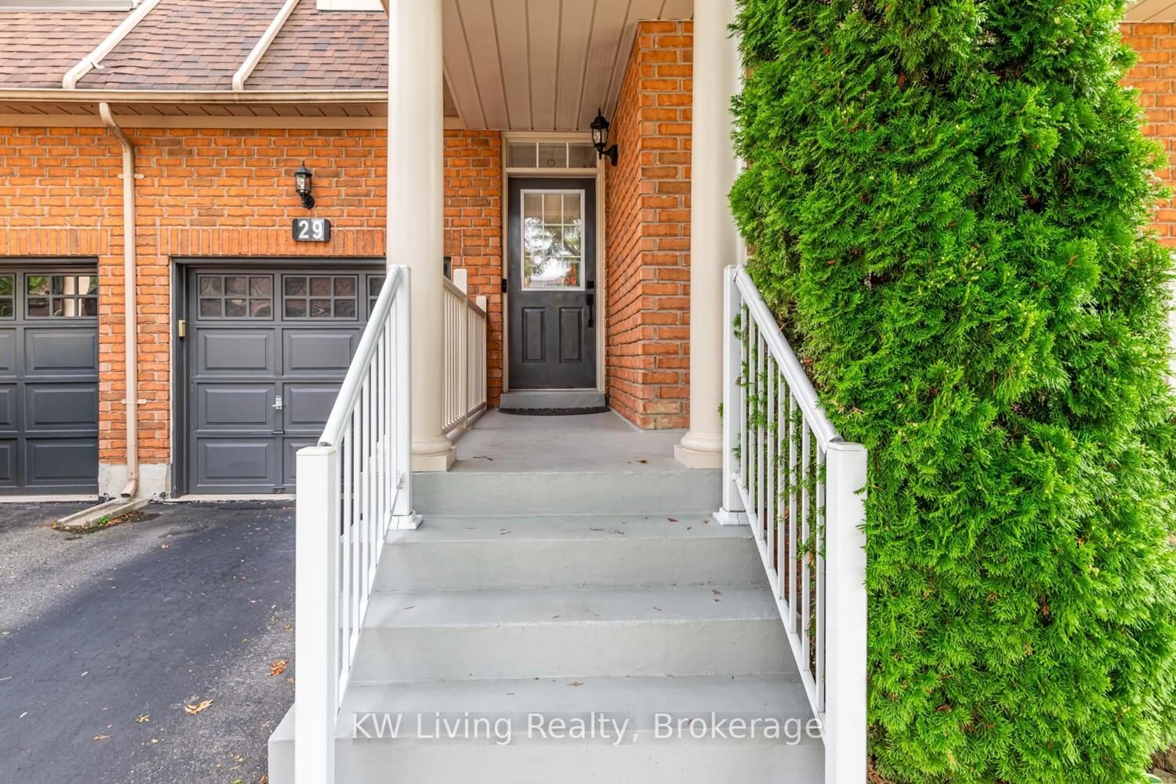 Indoor entryway for 29 Lakespring Dr, Markham Ontario L6C 2Y9