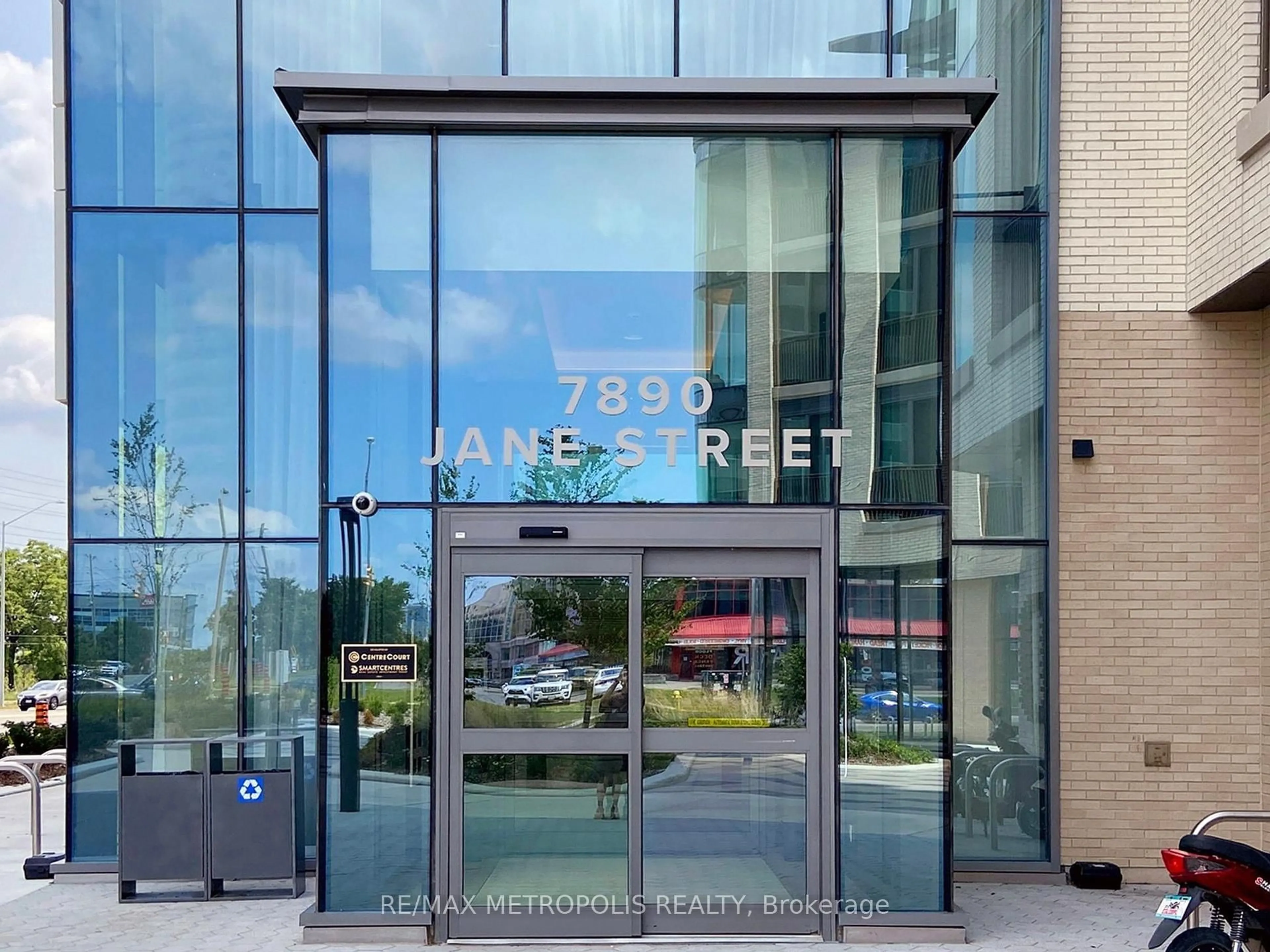 Indoor foyer for 7890 Jane St #4211, Vaughan Ontario L4K 2M7