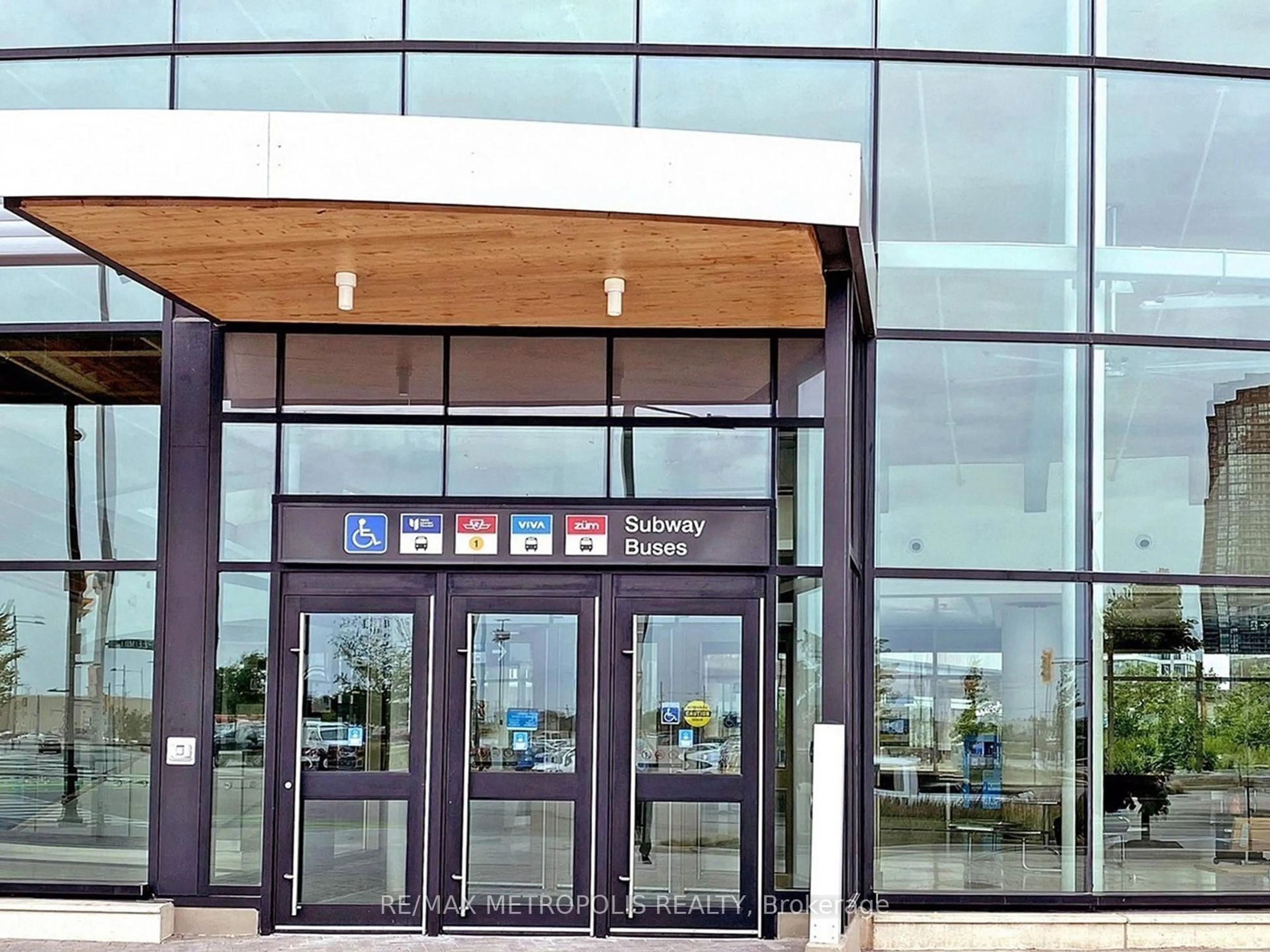 Indoor foyer for 7890 Jane St #4211, Vaughan Ontario L4K 2M7