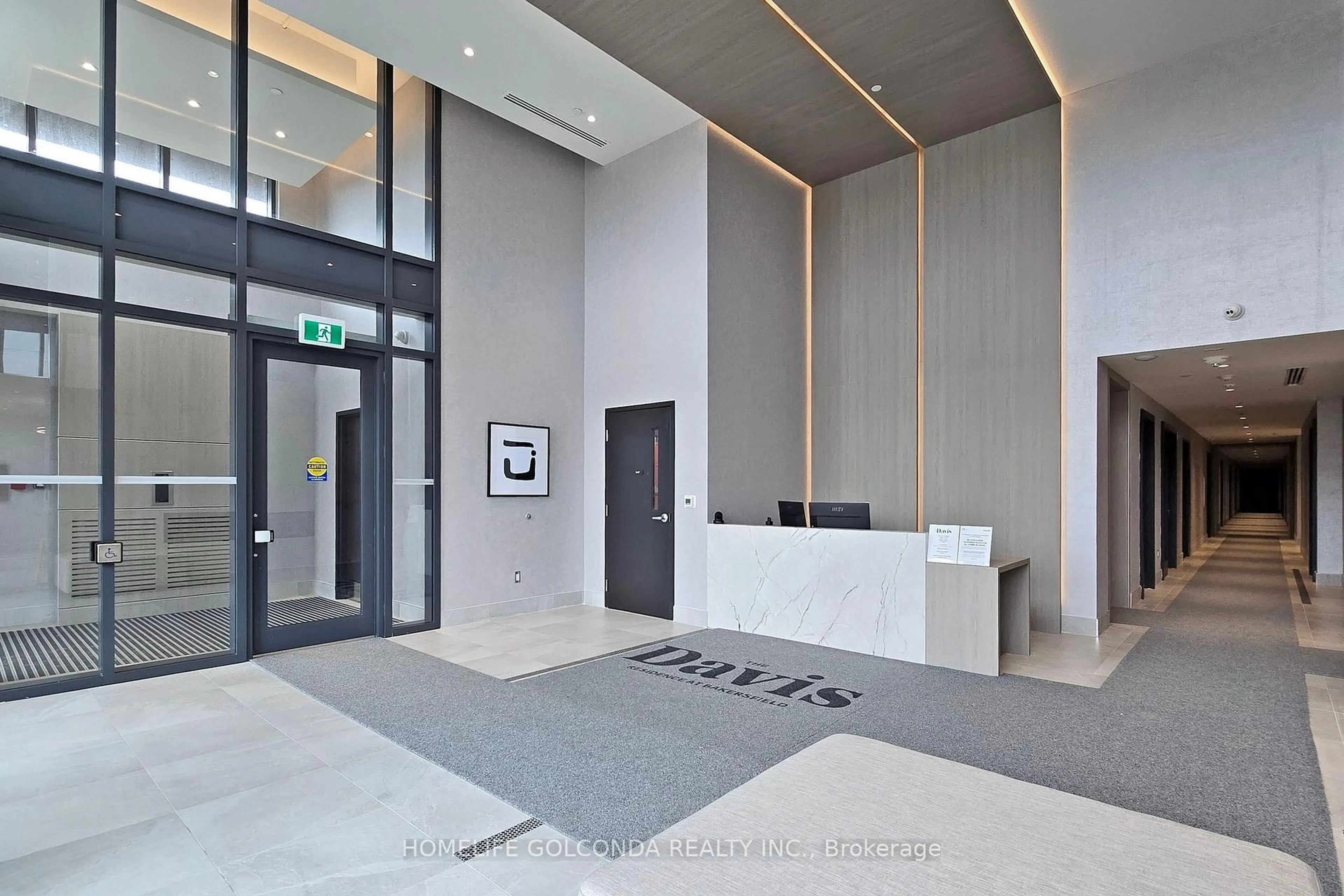Indoor foyer for 185 Deerfield Rd #312, Newmarket Ontario L3Y 0G7