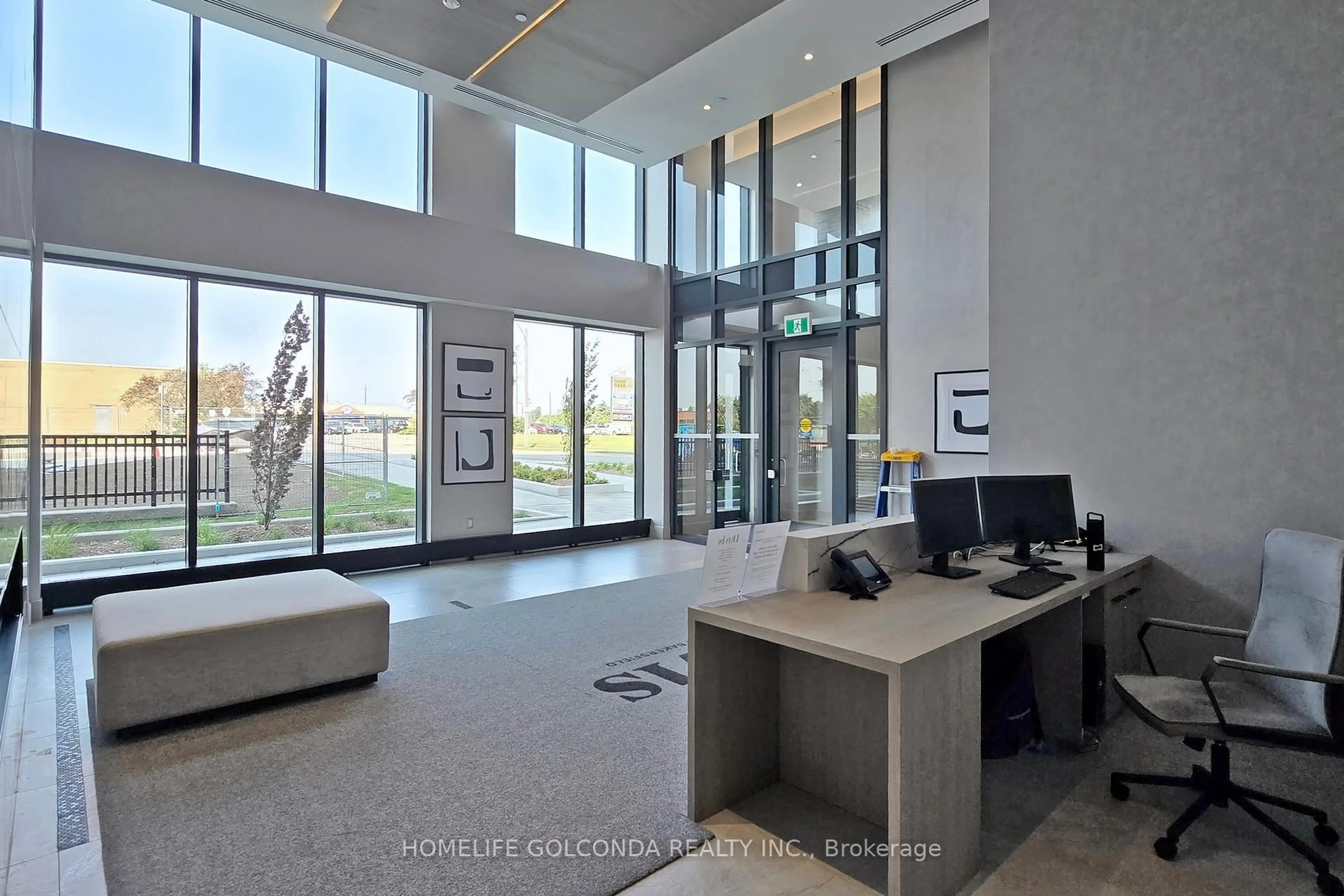 Indoor foyer for 185 Deerfield Rd #312, Newmarket Ontario L3Y 0G7