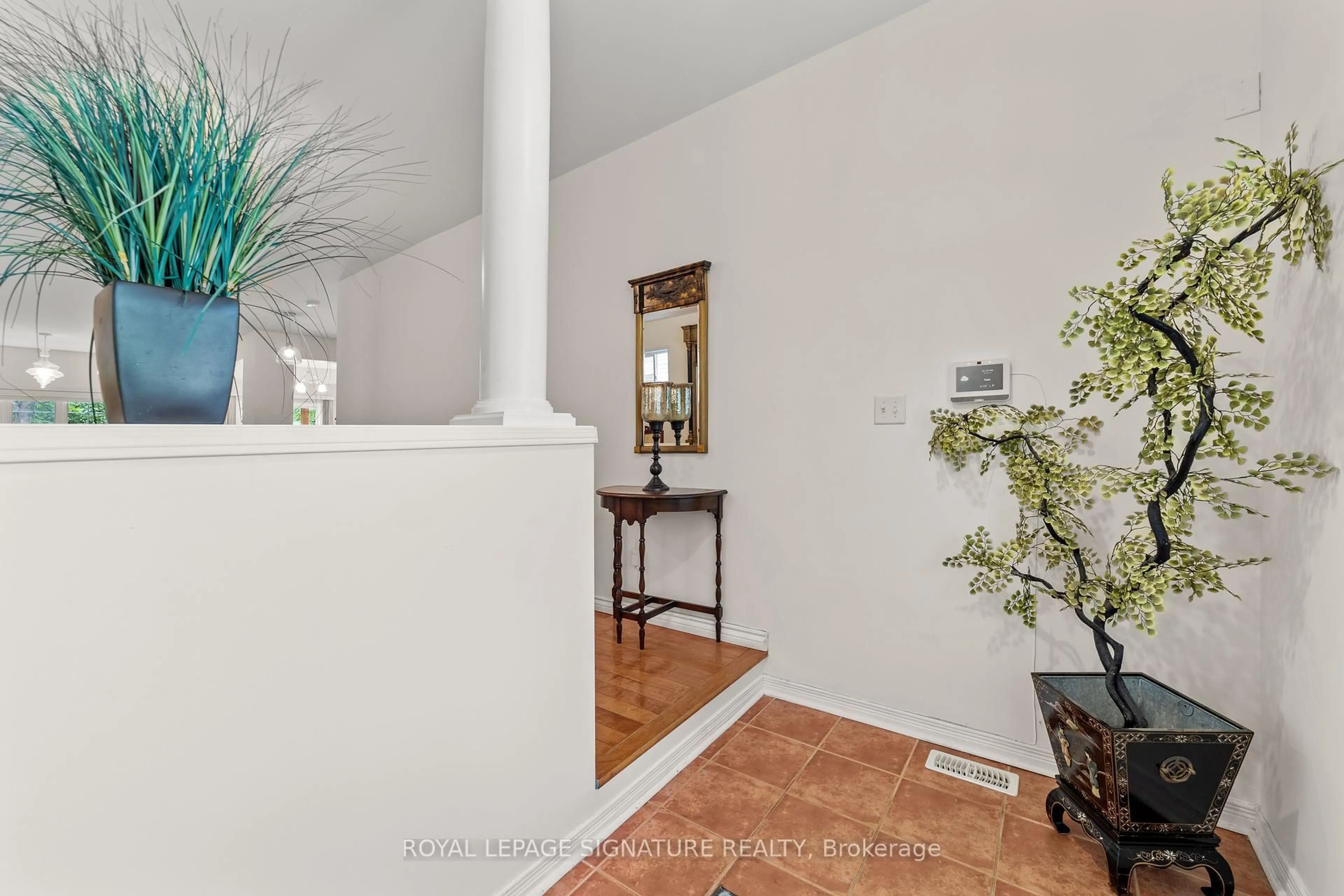 Indoor entryway for 46 Trish Dr, Richmond Hill Ontario L4E 5C4