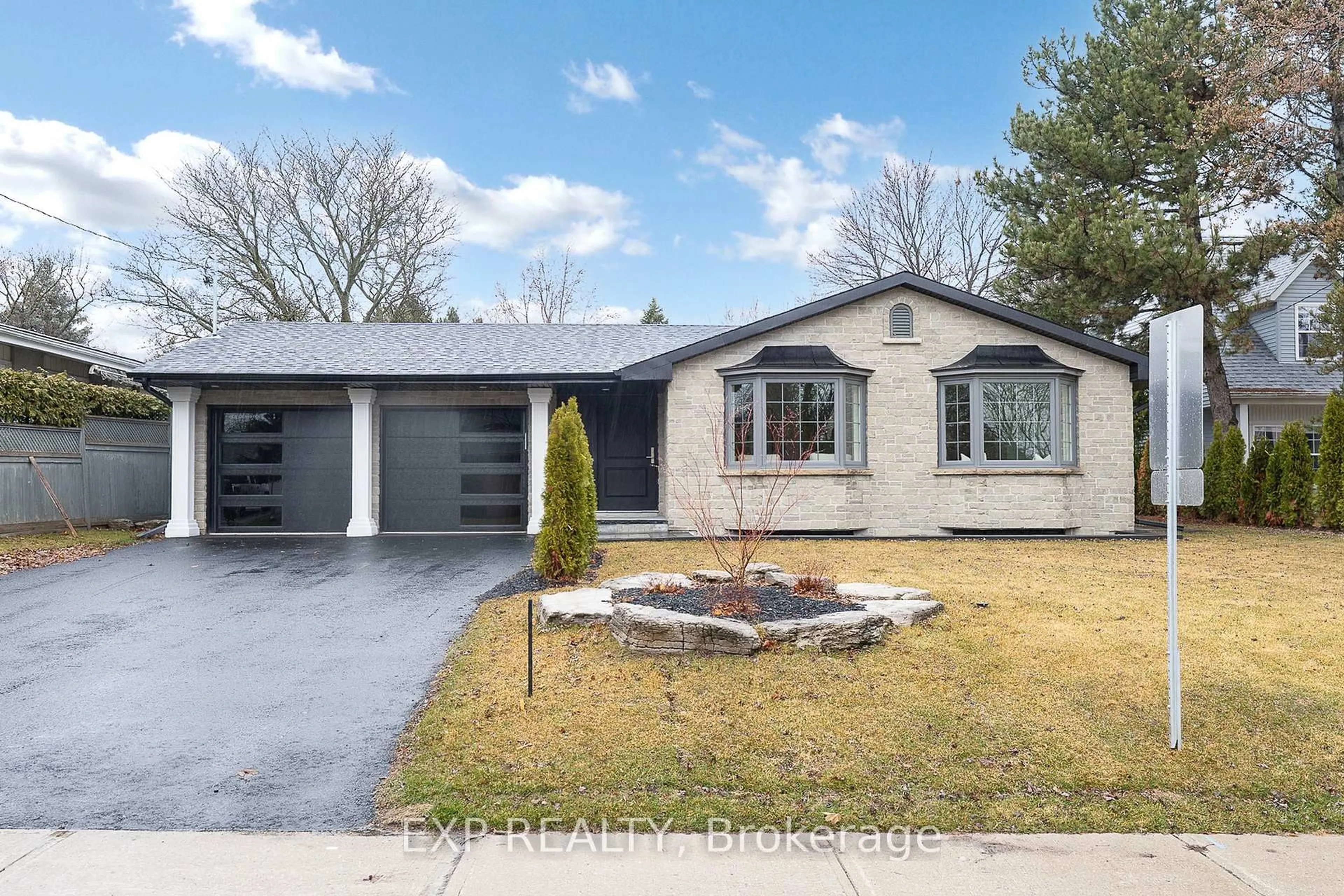 Home with vinyl exterior material, street for 385 Easy St, Richmond Hill Ontario L4C 3Z5