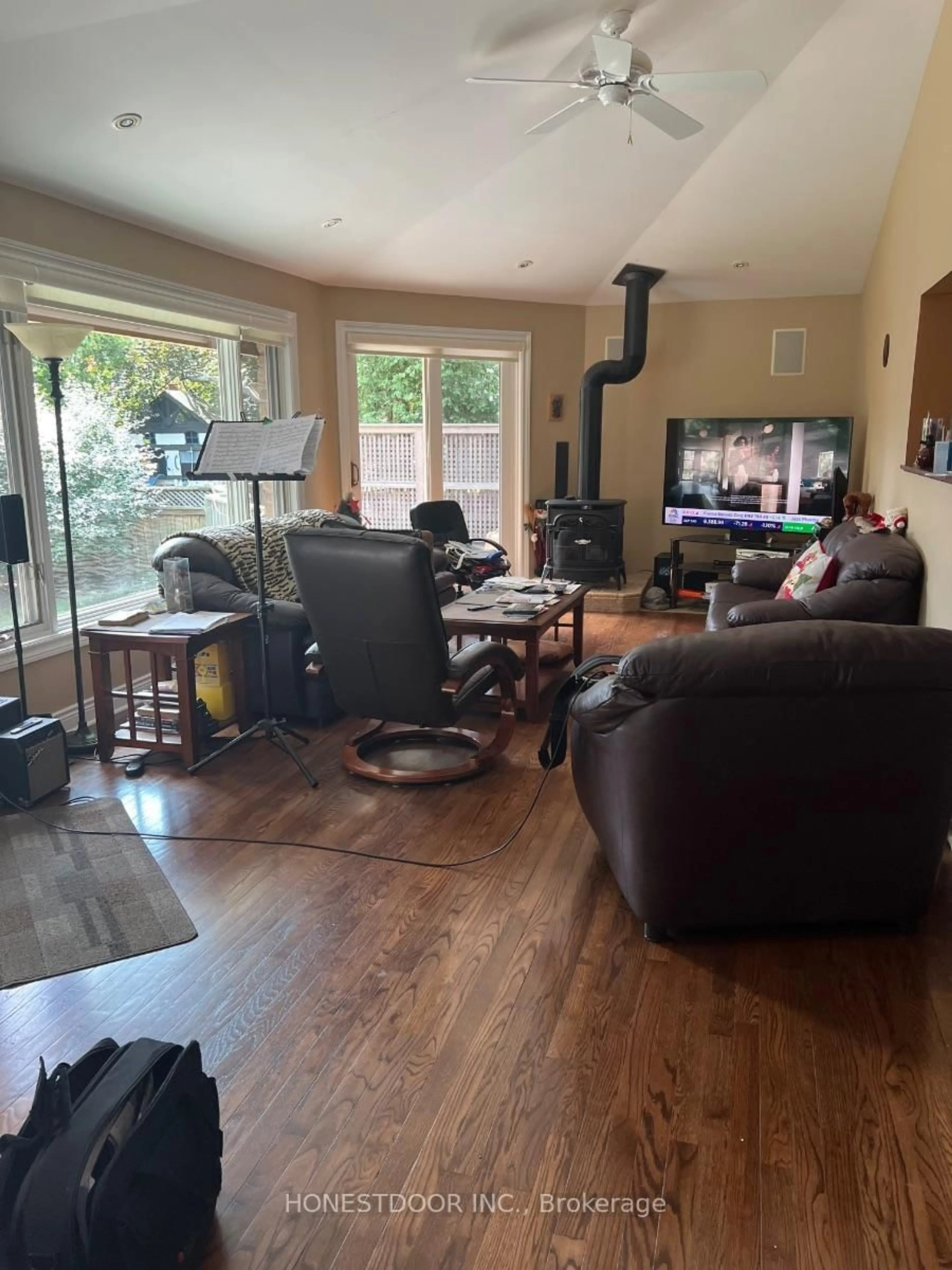 Living room with furniture, wood/laminate floor for 103 Robinson St, Markham Ontario L3P 1P2