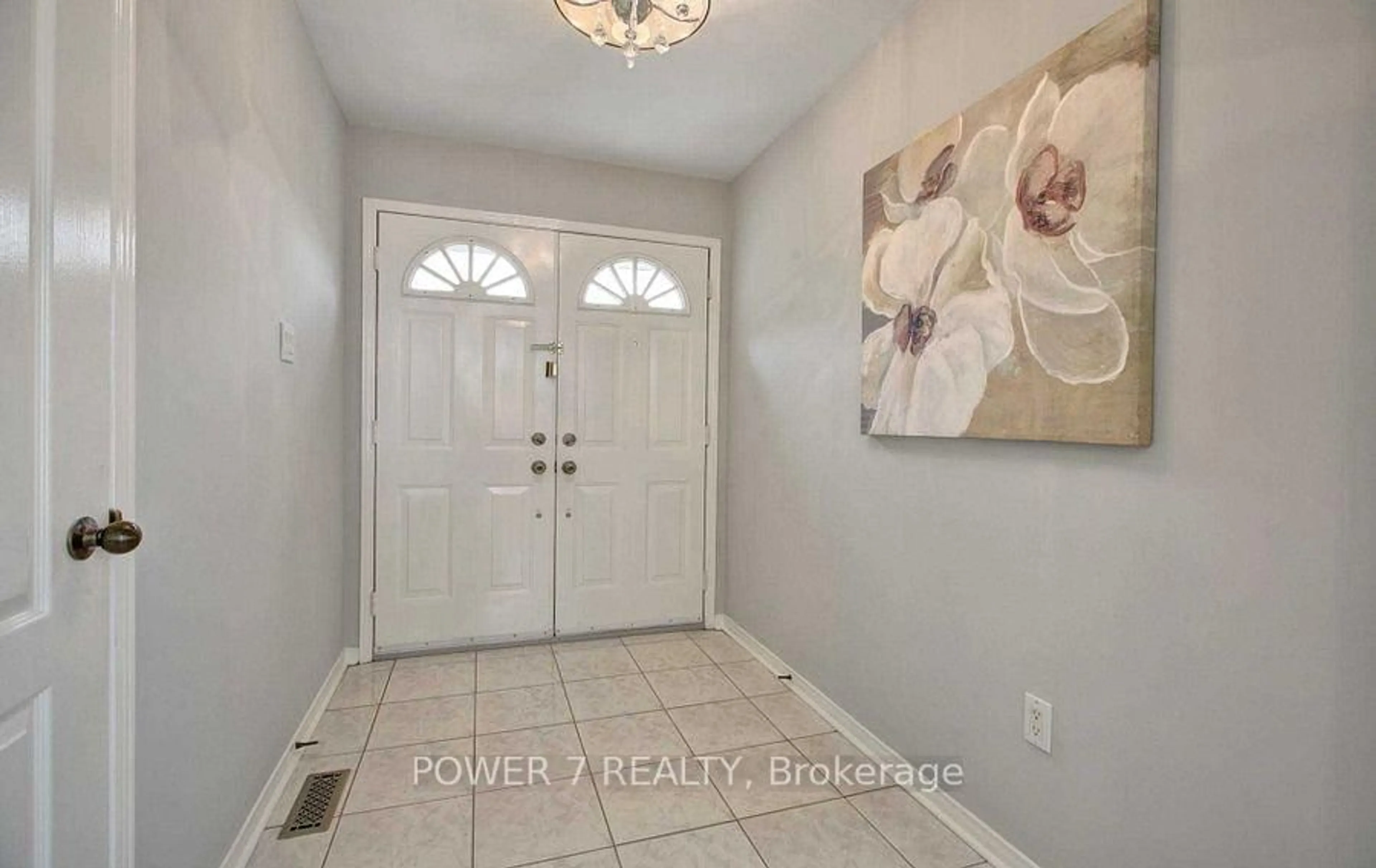 Indoor entryway for 85 Queensway Dr, Richmond Hill Ontario L4S 1R9