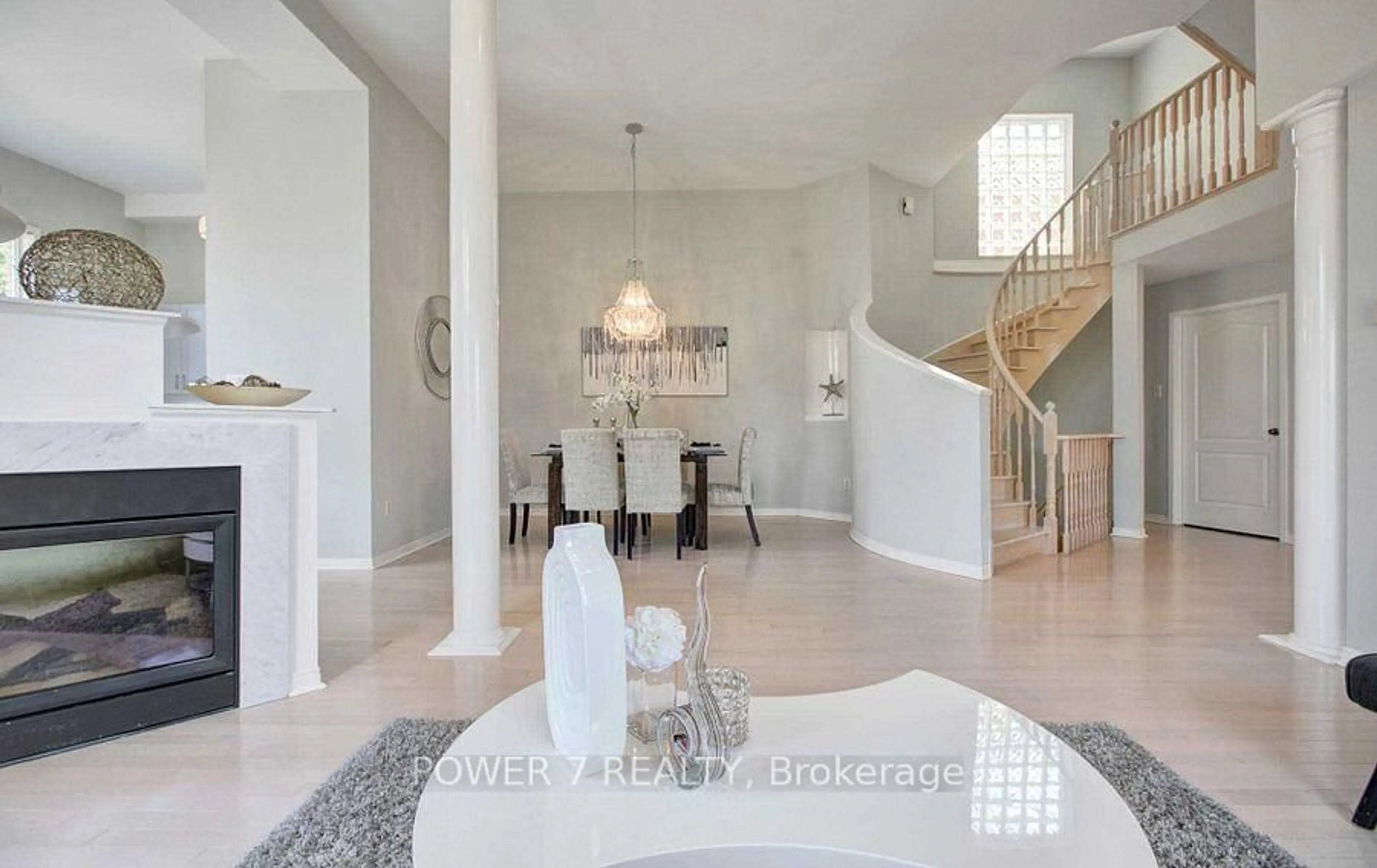 Indoor foyer for 85 Queensway Dr, Richmond Hill Ontario L4S 1R9