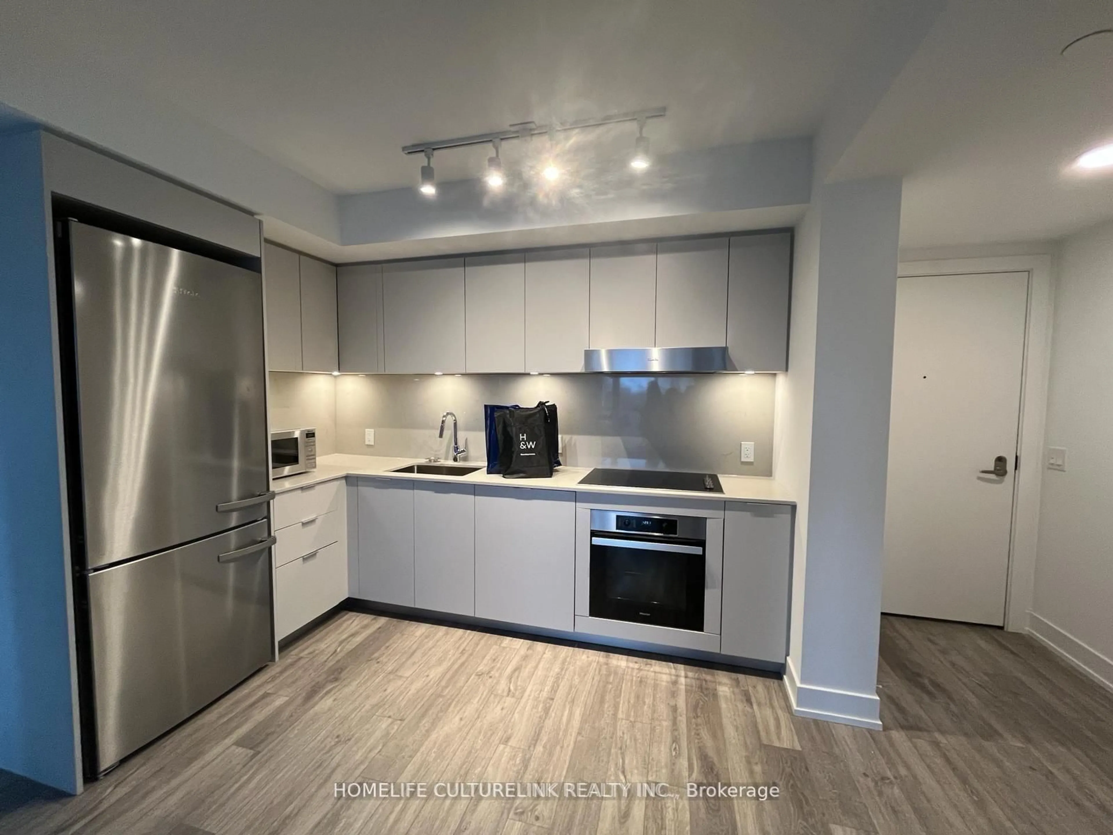 Standard kitchen, wood/laminate floor for 8 CEDARLAND Dr #520, Markham Ontario L6G 0H4