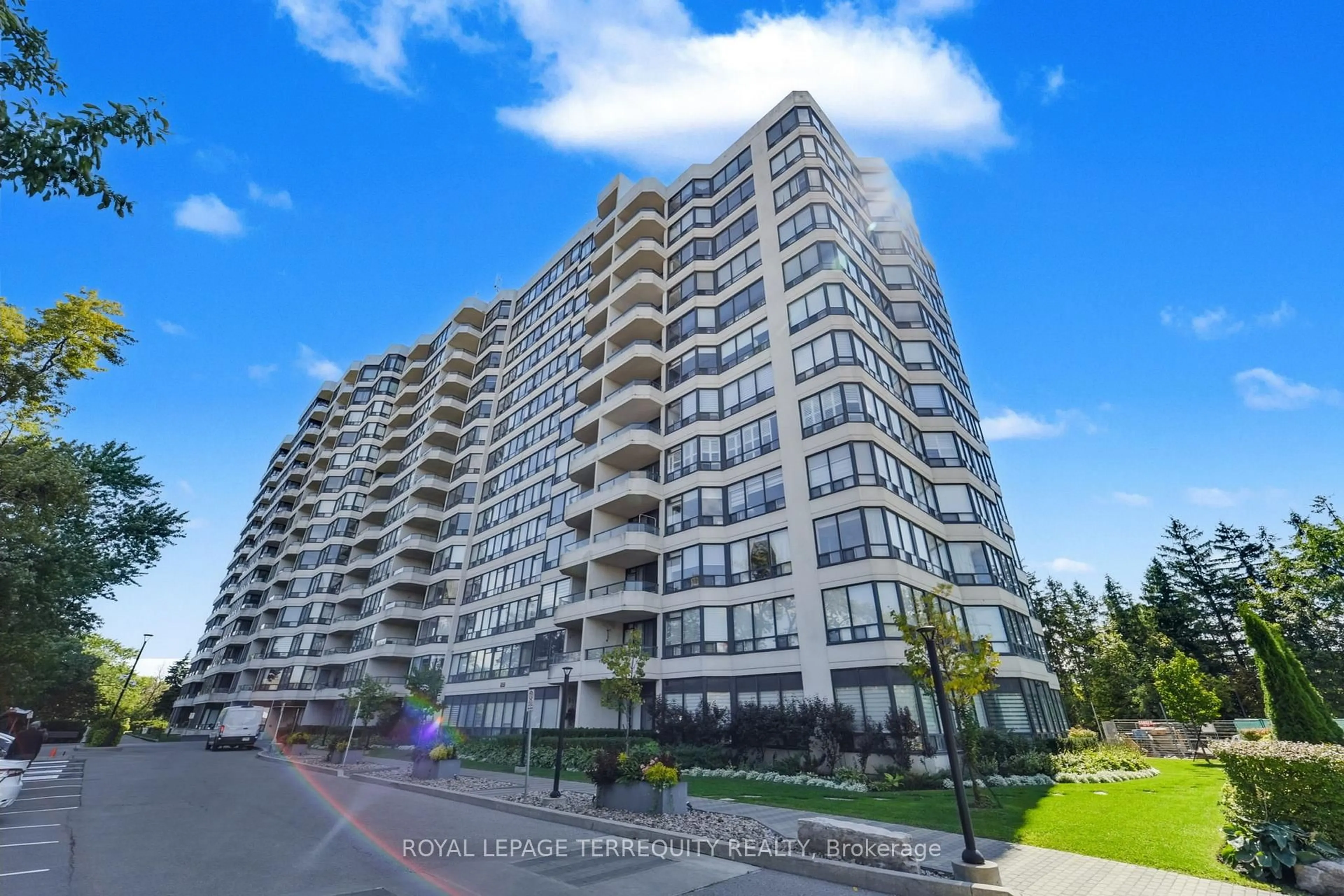 A pic from outside/outdoor area/front of a property/back of a property/a pic from drone, unknown for 8501 Bayview Ave #1107, Richmond Hill Ontario L4B 3J7