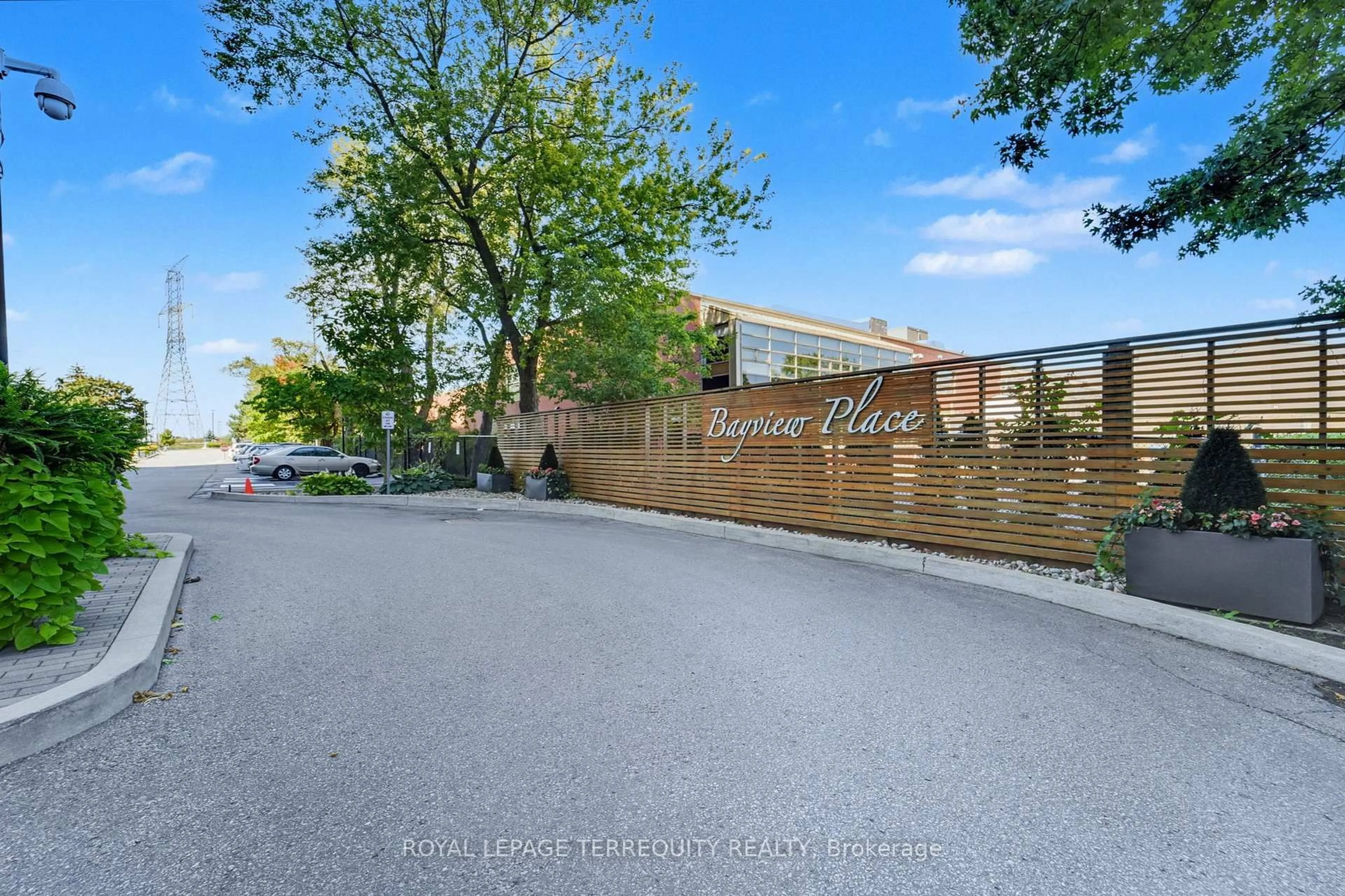 A pic from outside/outdoor area/front of a property/back of a property/a pic from drone, street for 8501 Bayview Ave #1107, Richmond Hill Ontario L4B 3J7