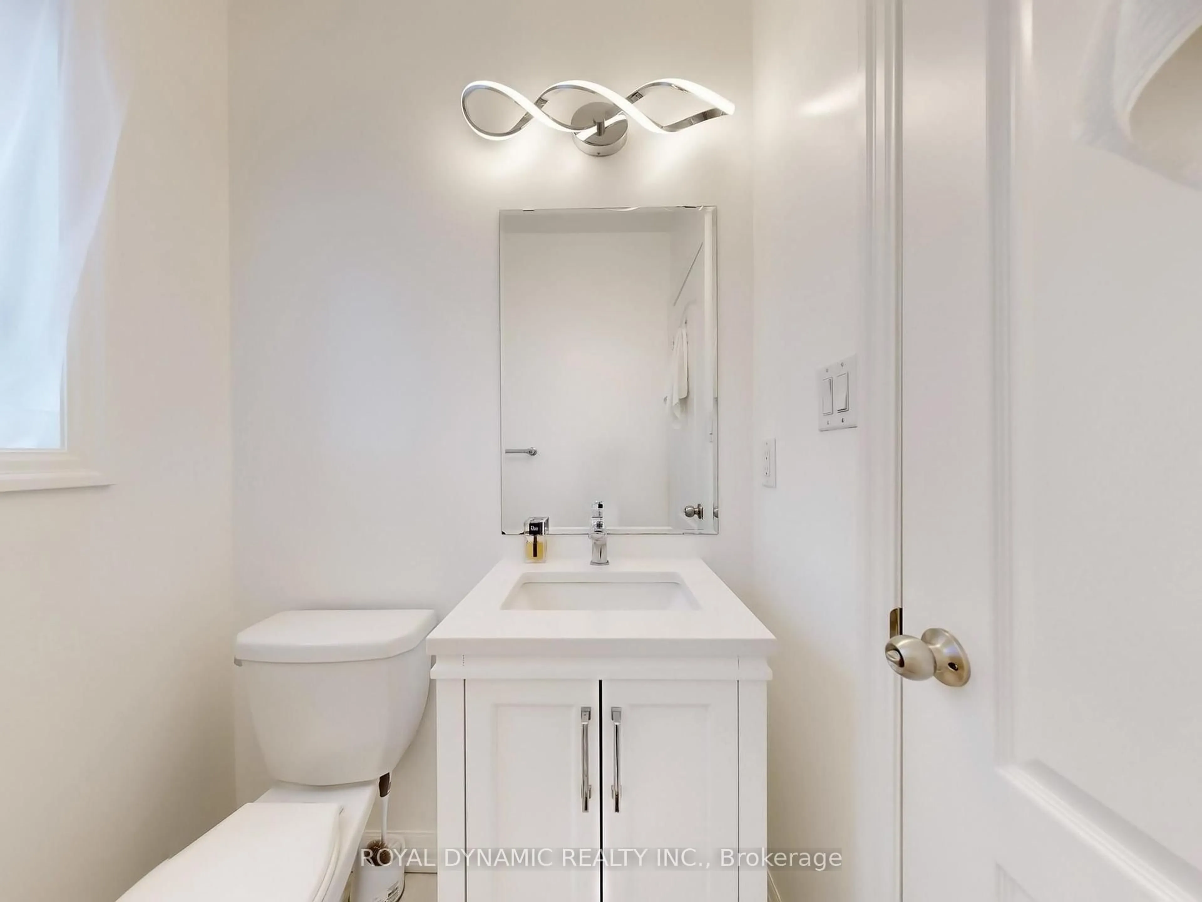 Standard bathroom, ceramic/tile floor for 59 Tango Cres, Newmarket Ontario L3X 0K4