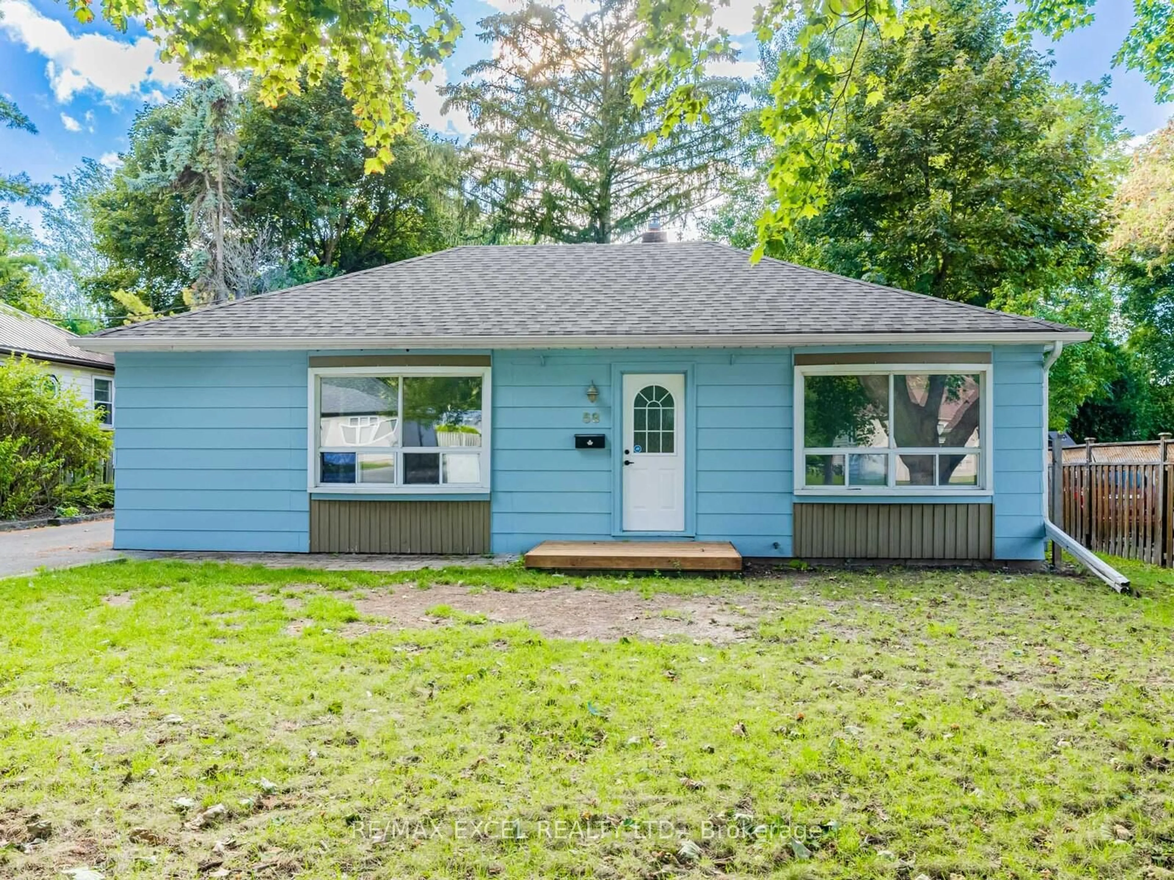 Home with vinyl exterior material, street for 58 Howard Rd, Newmarket Ontario L3Y 3G7