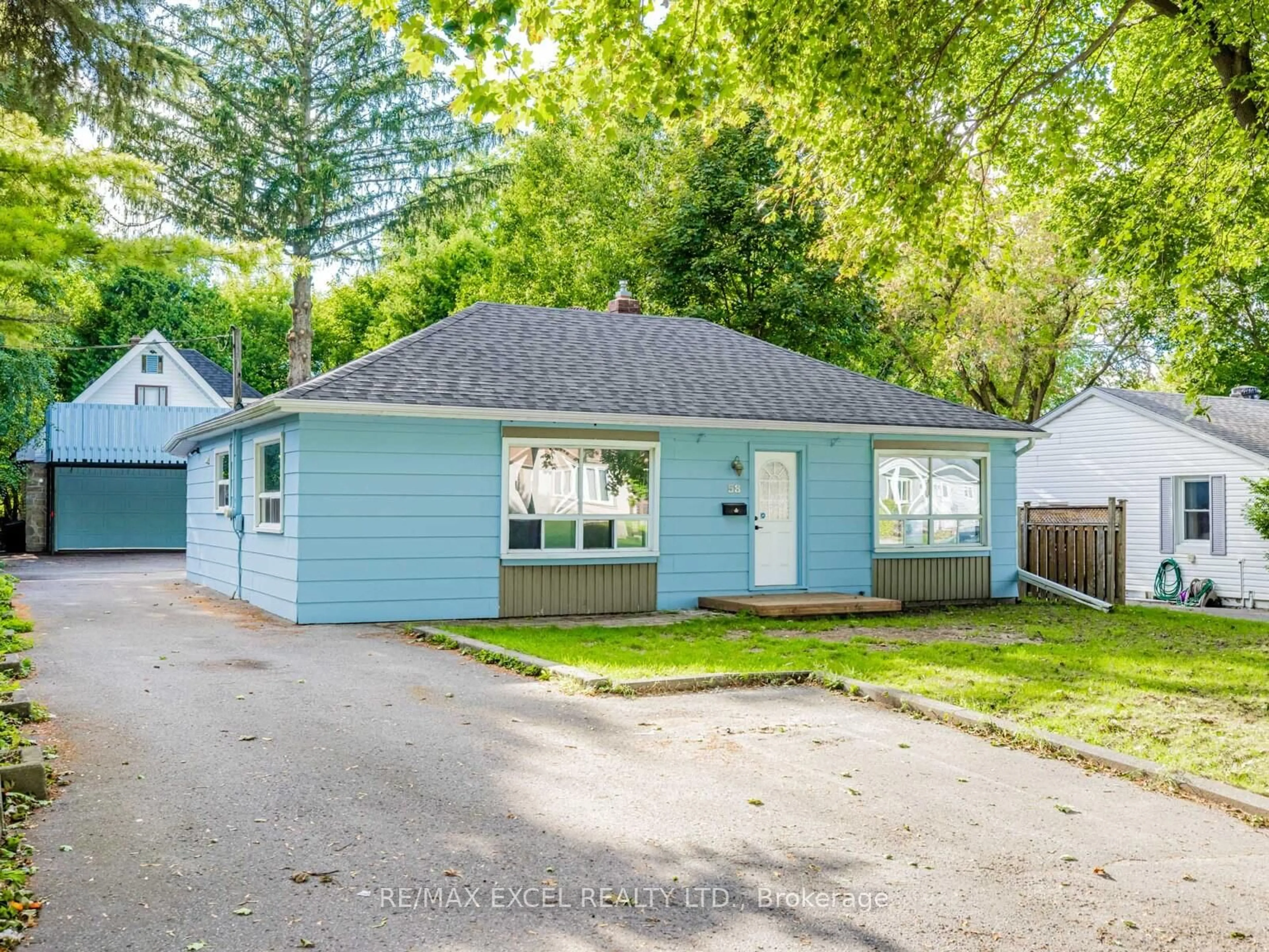 Home with vinyl exterior material, street for 58 Howard Rd, Newmarket Ontario L3Y 3G7