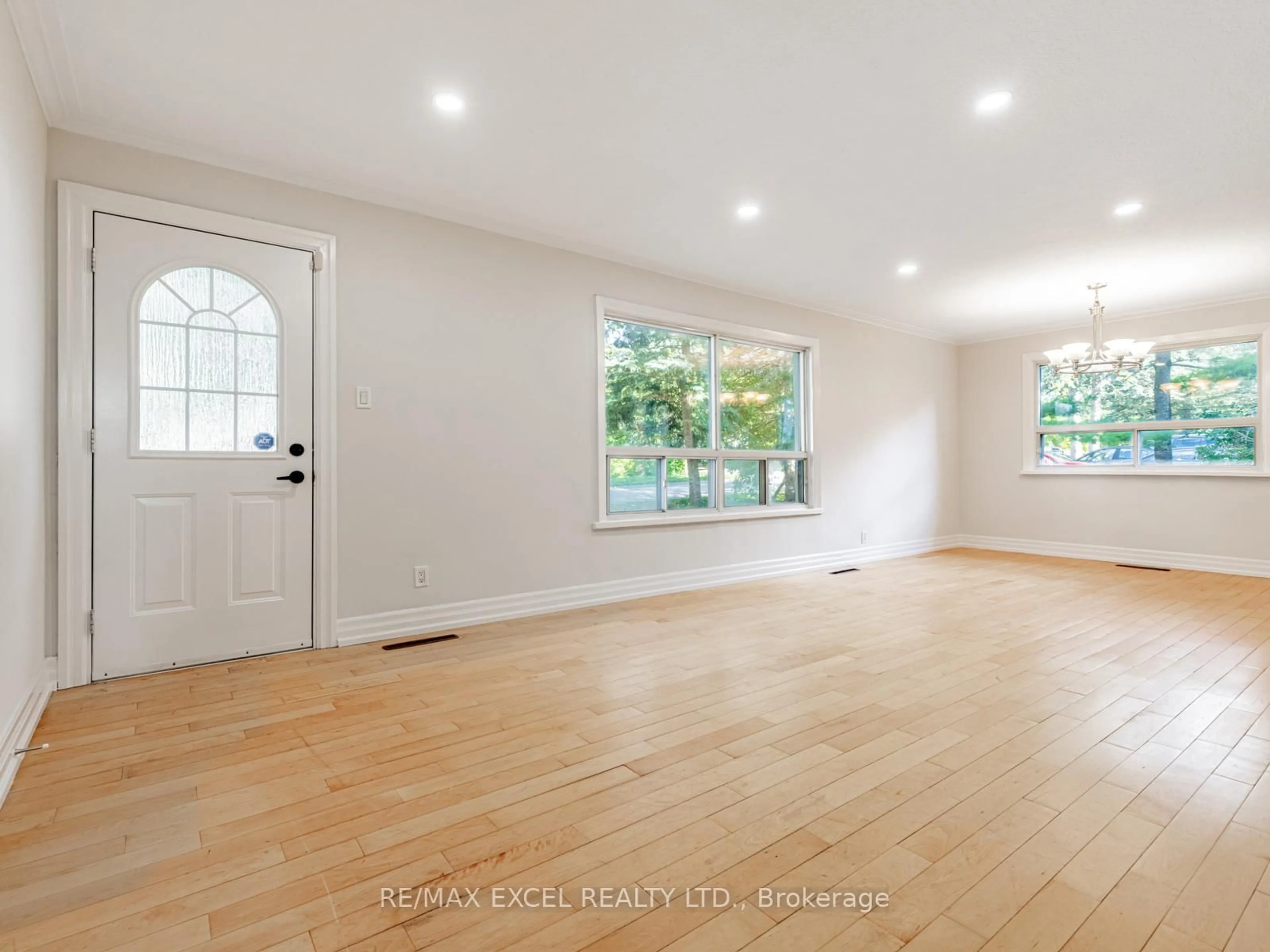 Indoor entryway for 58 Howard Rd, Newmarket Ontario L3Y 3G7
