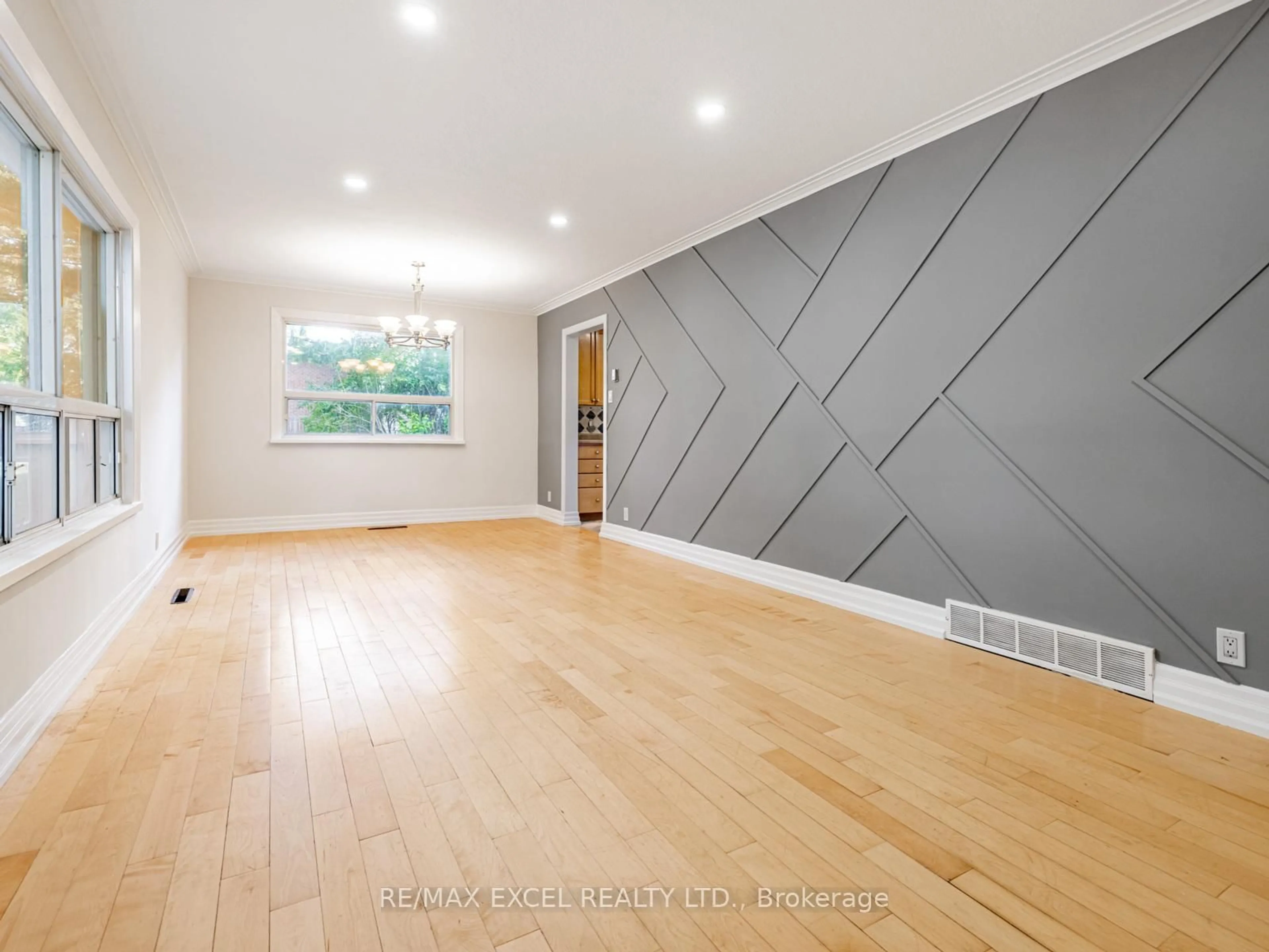 A pic of a room for 58 Howard Rd, Newmarket Ontario L3Y 3G7