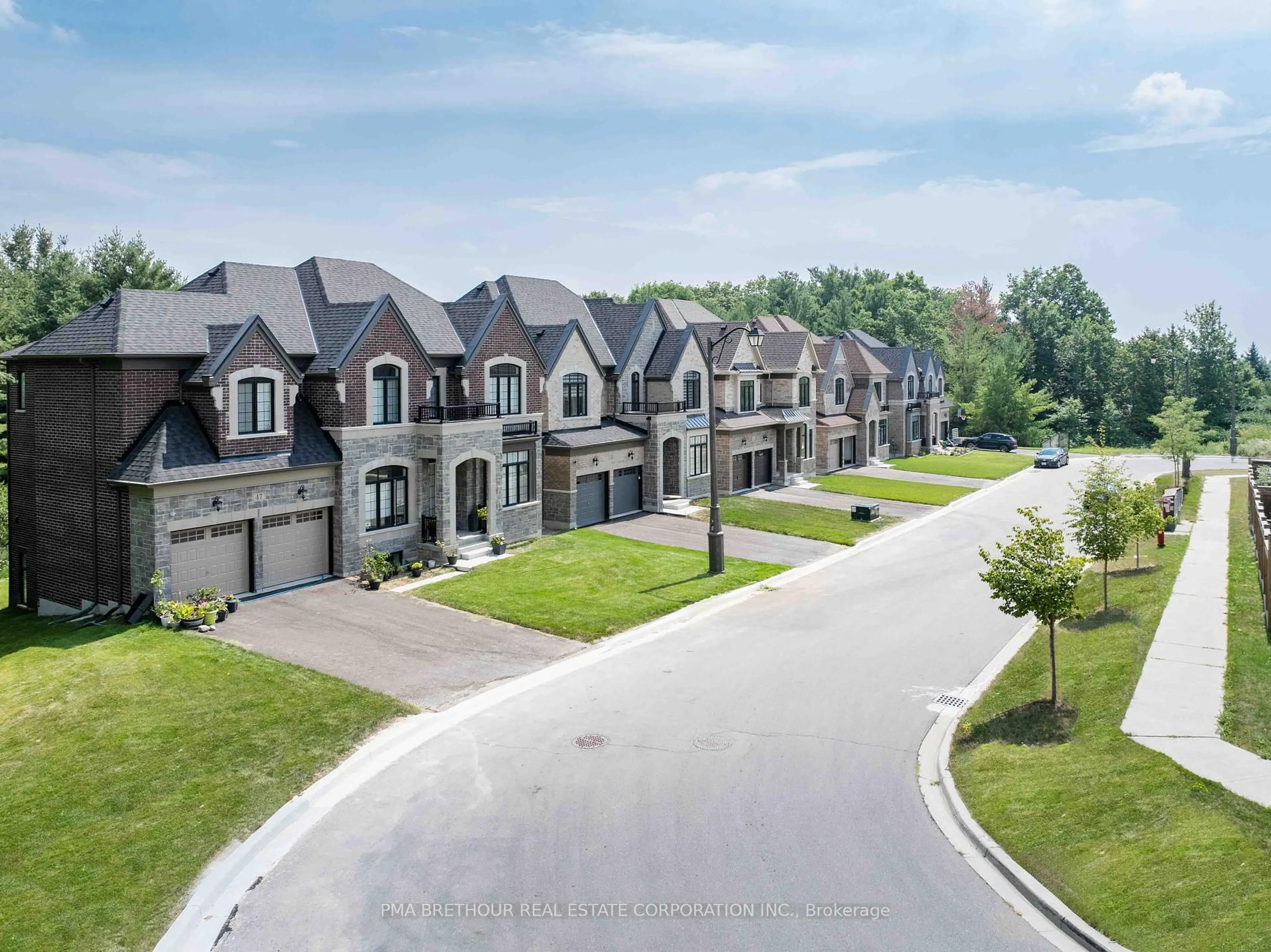 A pic from outside/outdoor area/front of a property/back of a property/a pic from drone, street for 43 Bush Ridge Ave, Richmond Hill Ontario L4E 0P1