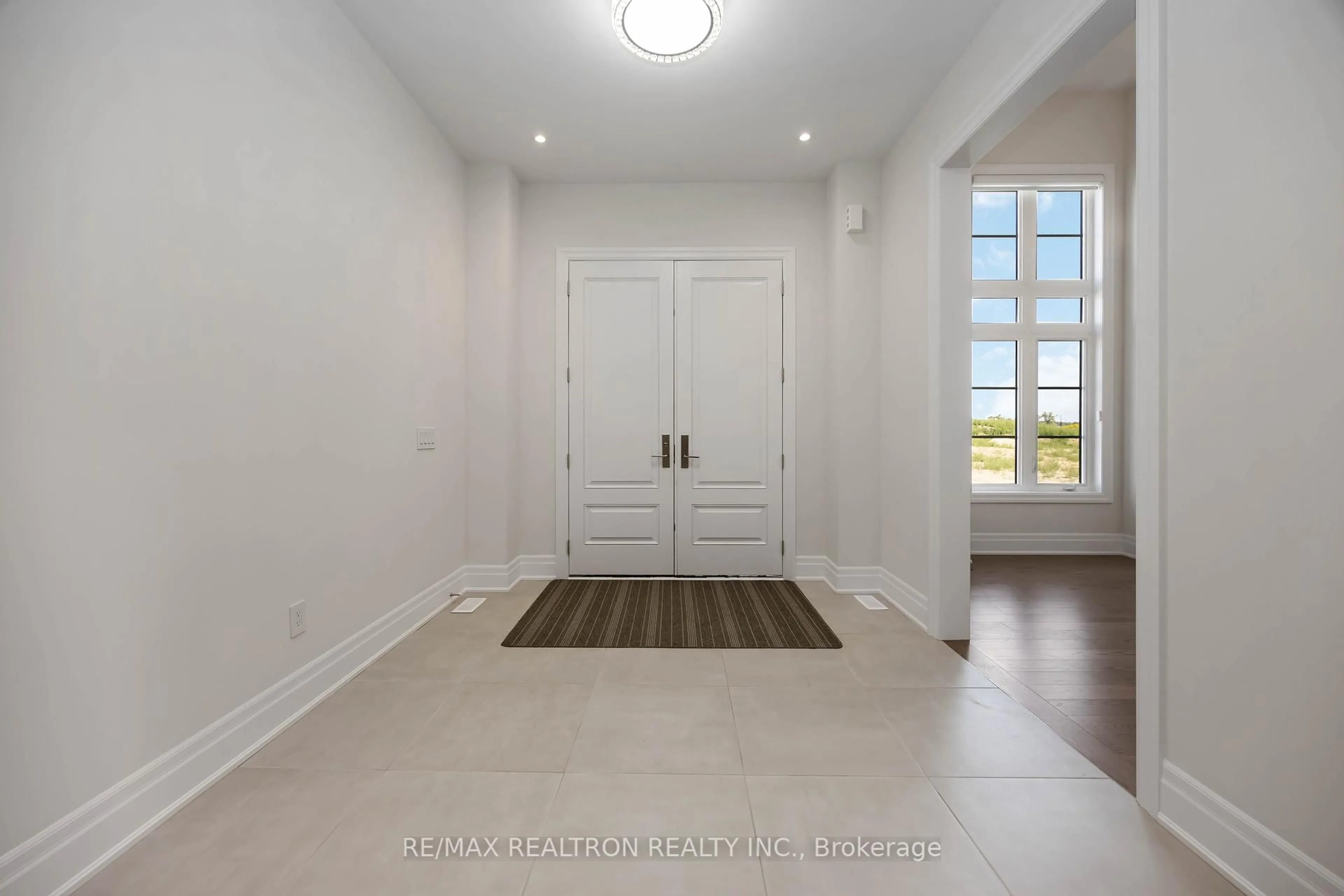 Indoor entryway for 92 Sunny Acre Cres, King Ontario L7B 0S6