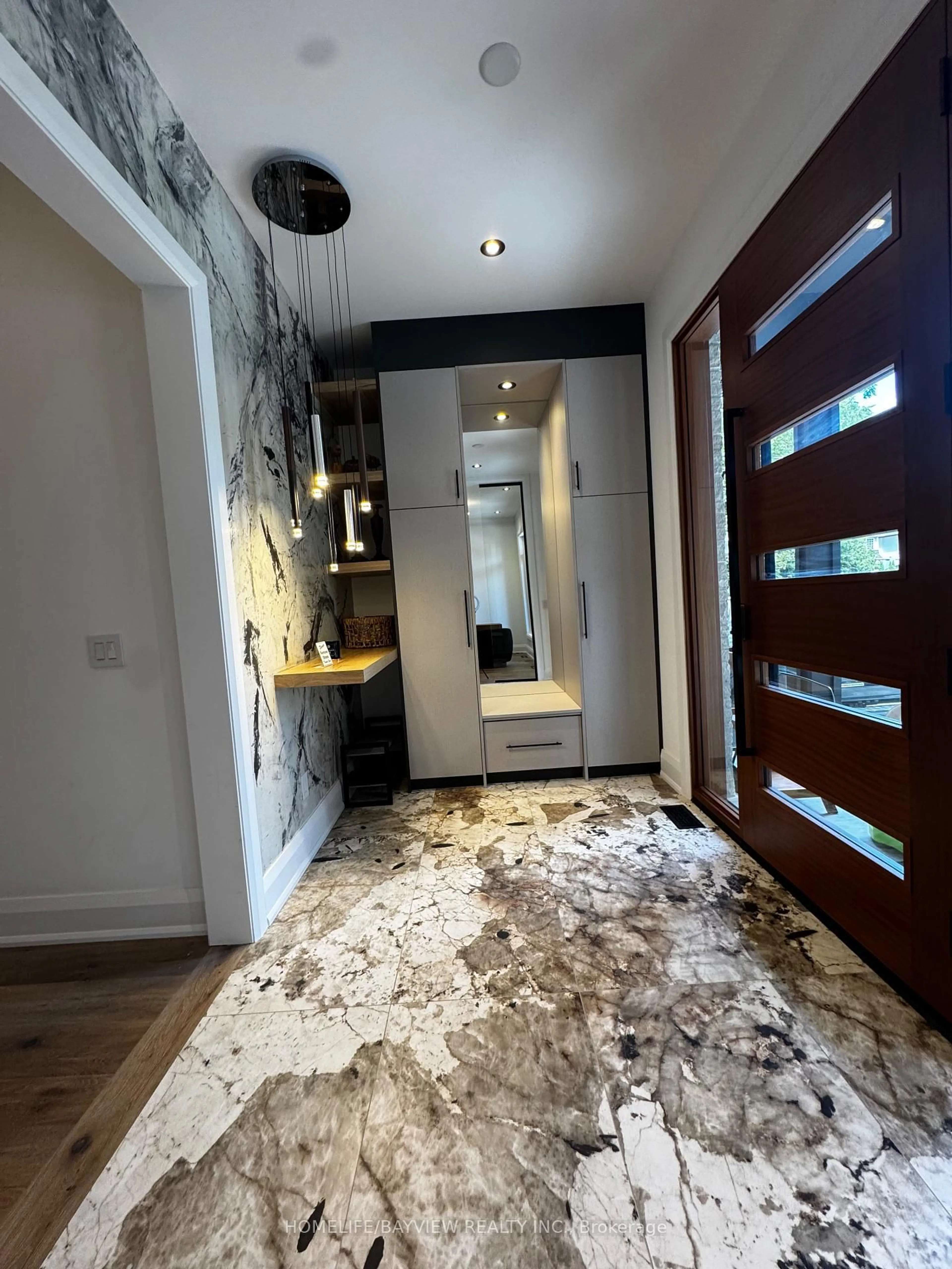 Indoor entryway for 140 Temperance St, Aurora Ontario L4G 2R4