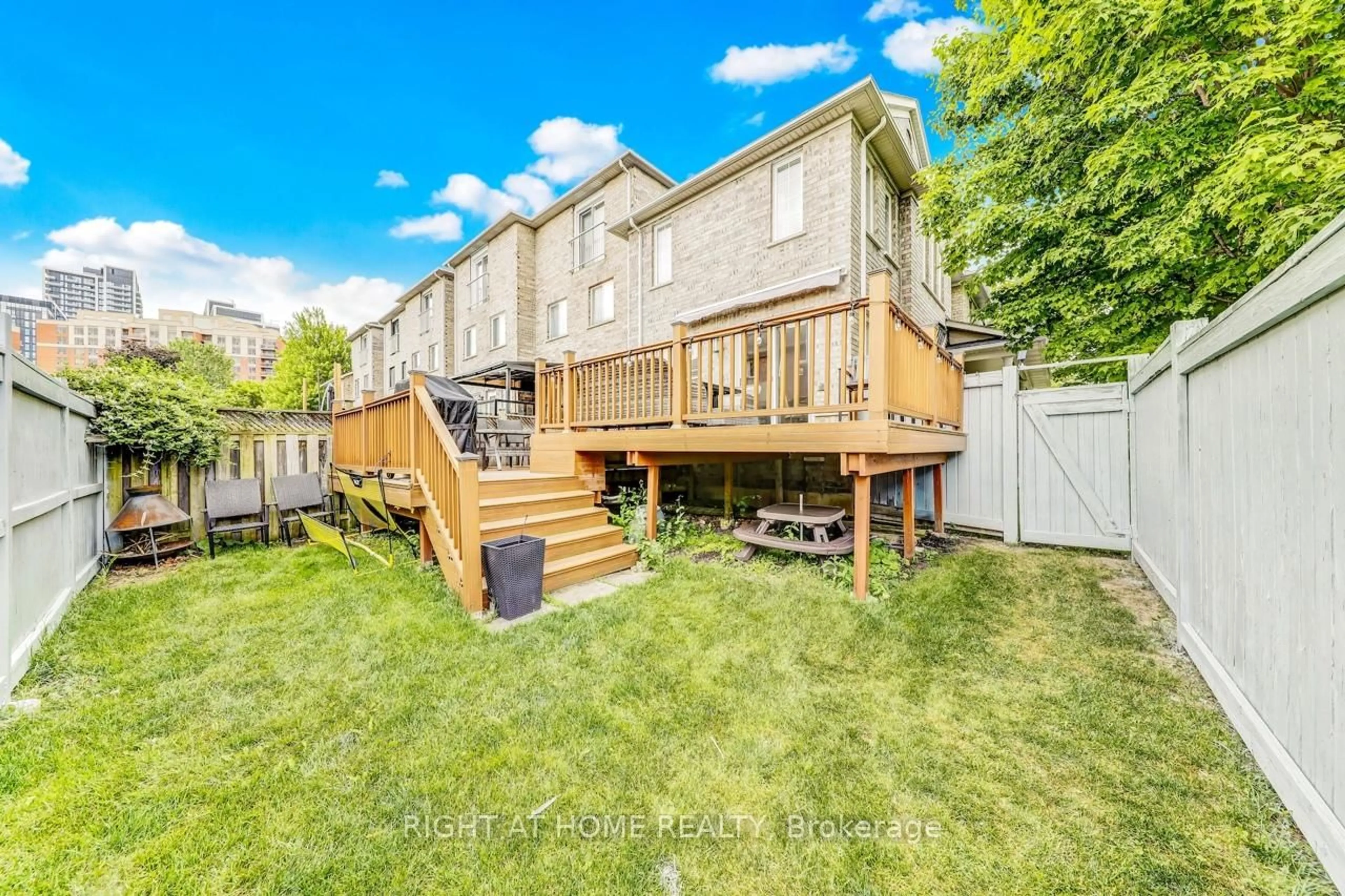 Patio, street for 108 King William Cres, Richmond Hill Ontario L4B 4T1
