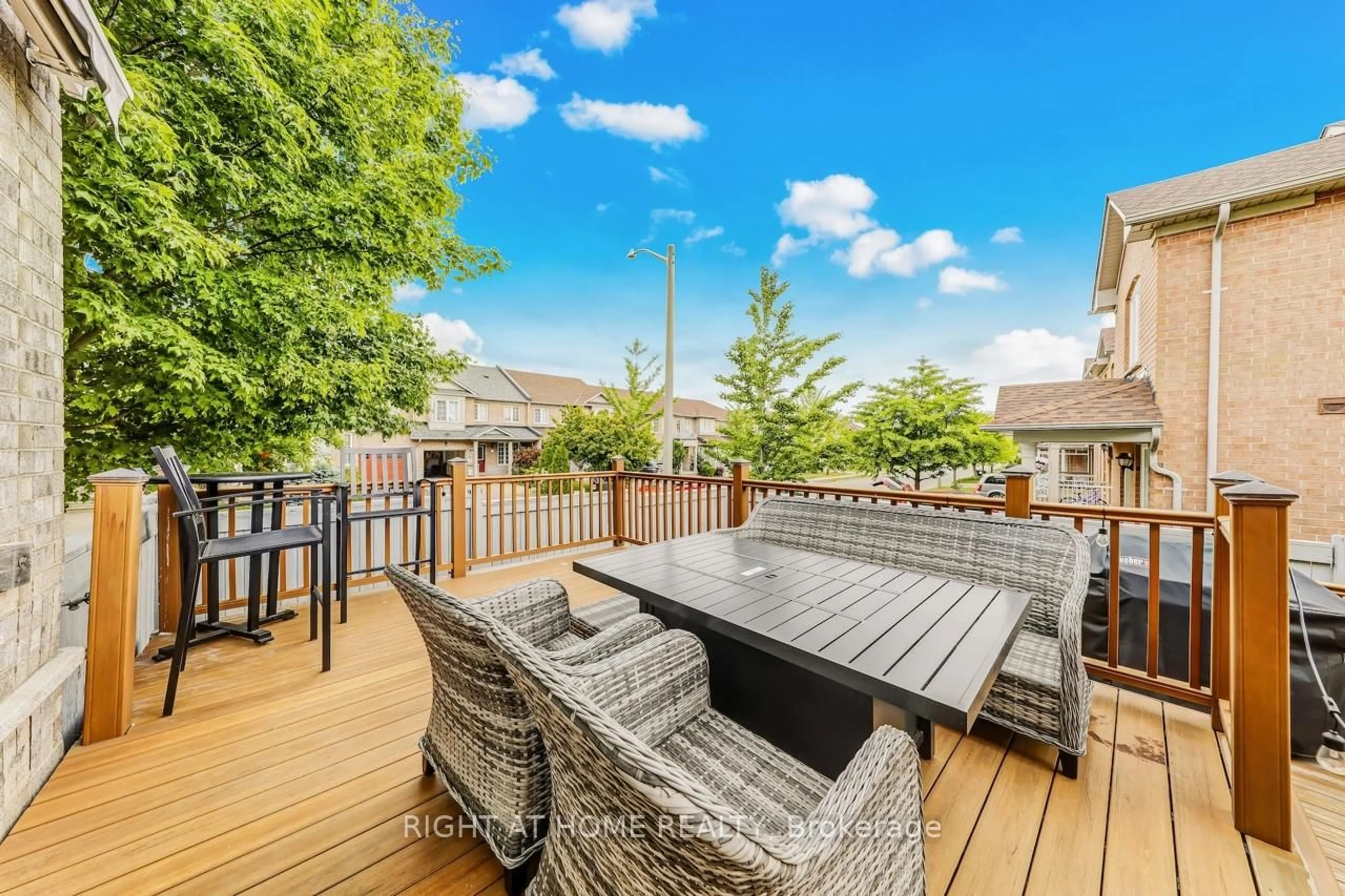 Patio, street for 108 King William Cres, Richmond Hill Ontario L4B 4T1