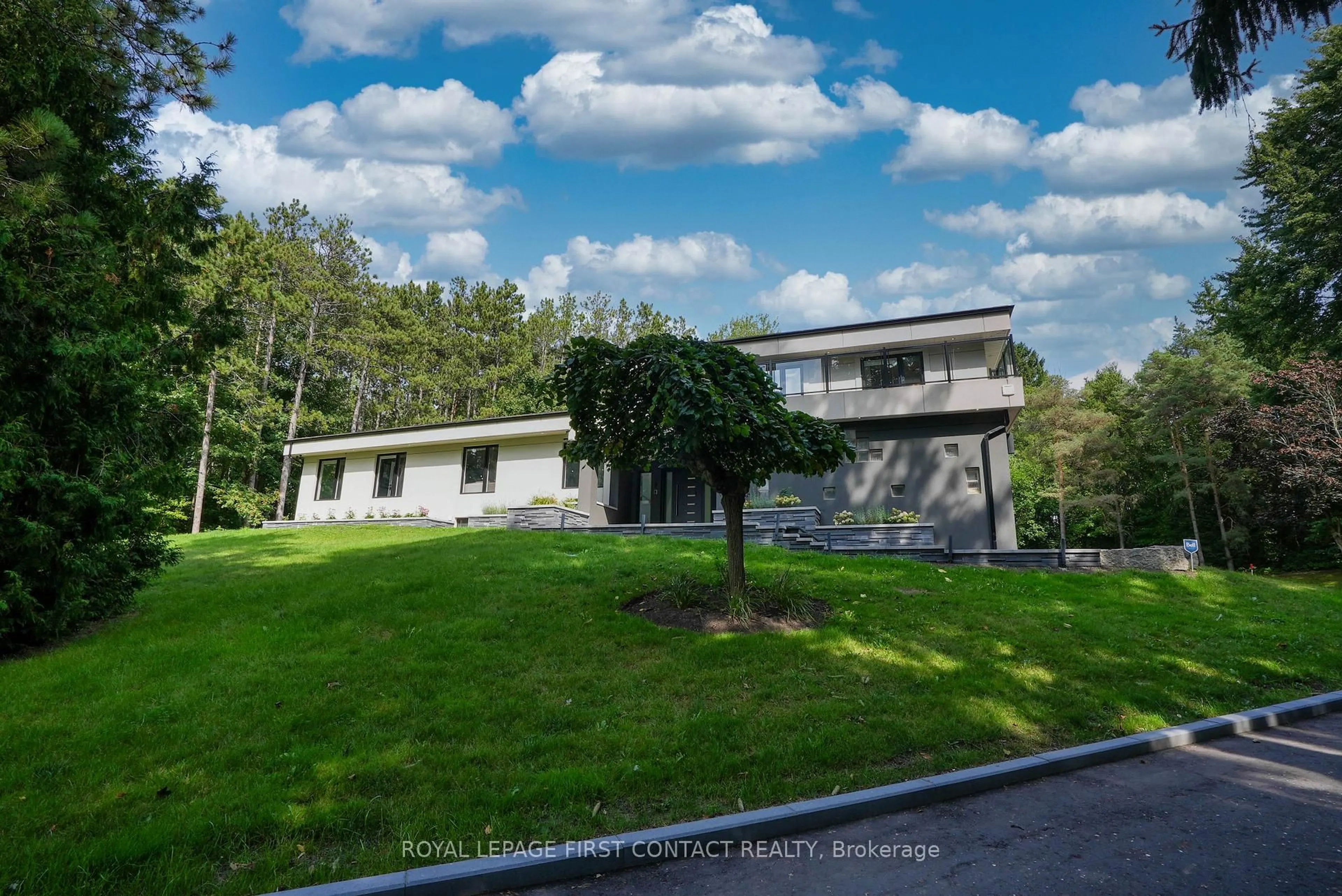 A pic from outside/outdoor area/front of a property/back of a property/a pic from drone, unknown for 15075 Jane St, King Ontario L7B 1A3