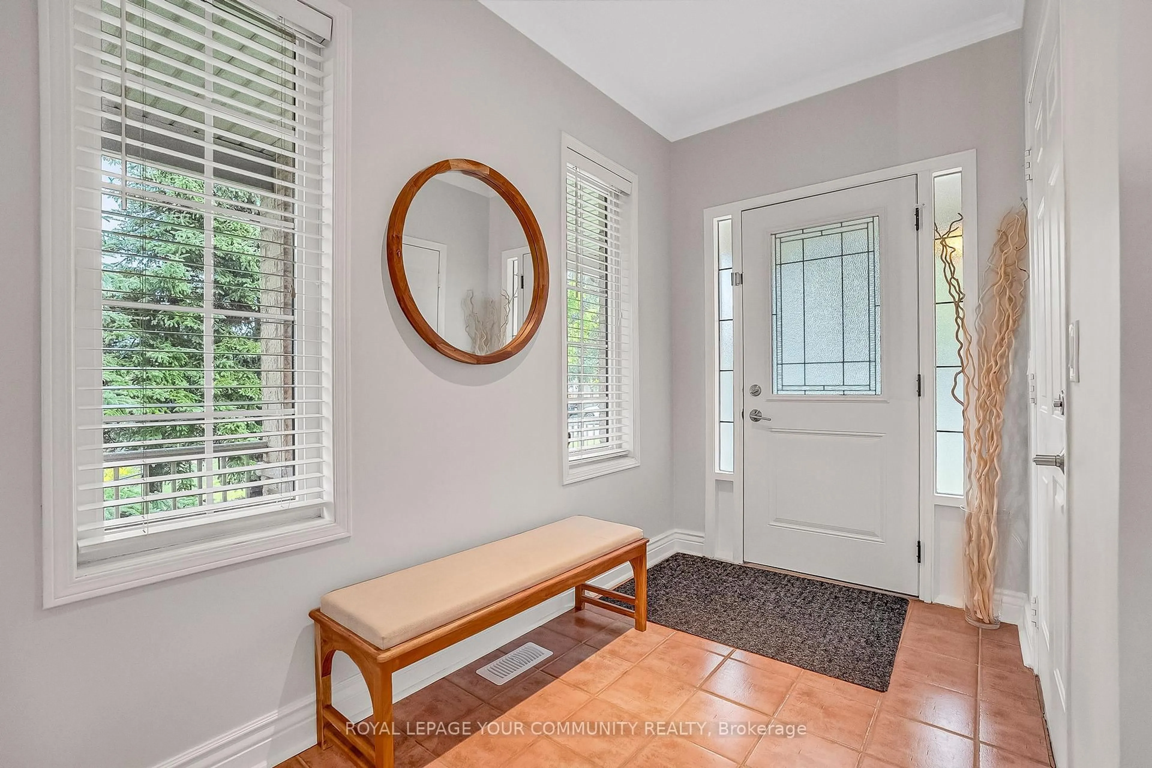 Indoor entryway for 70 Millcliff Circ, Aurora Ontario L4G 7N9