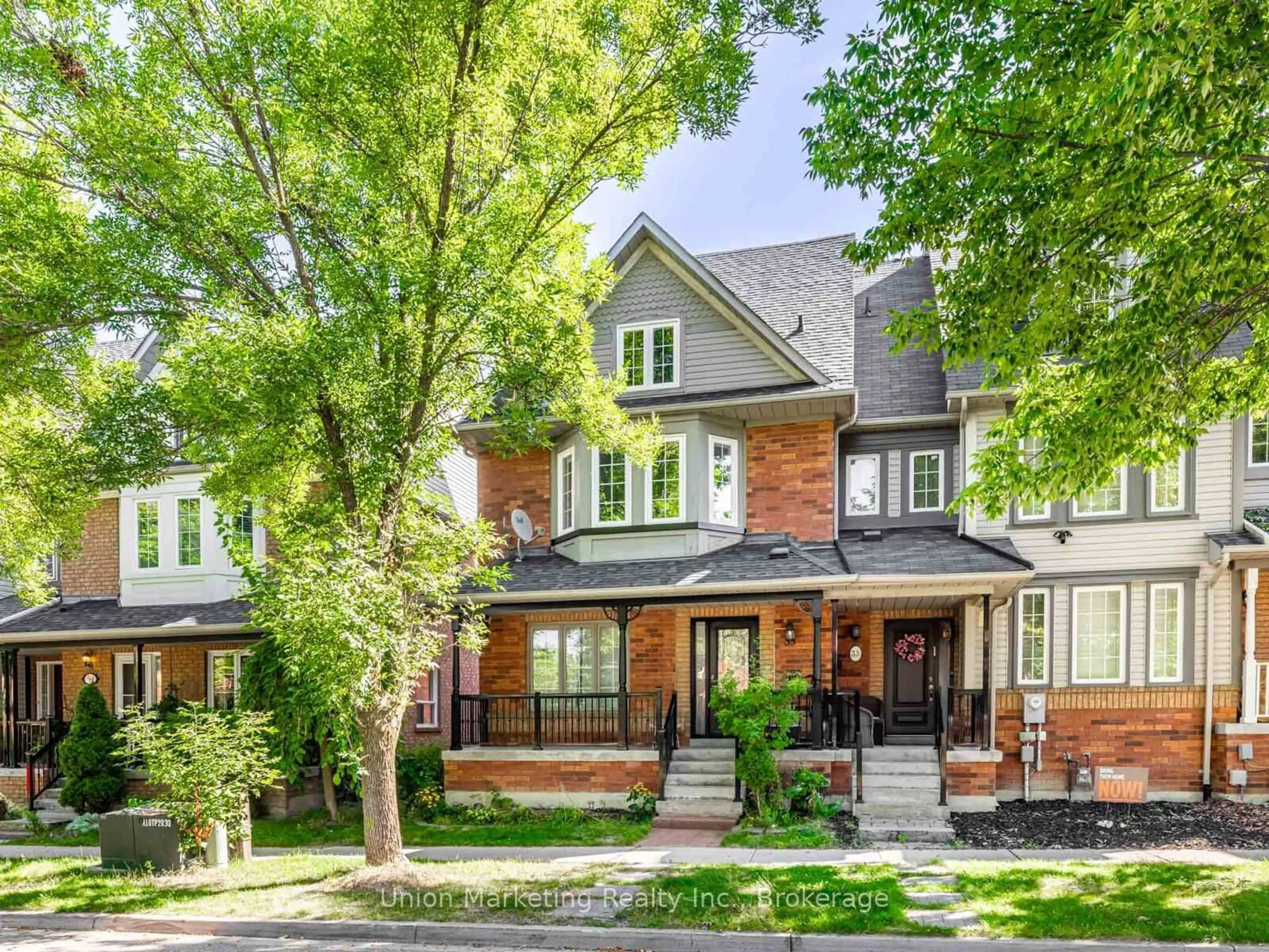 Home with brick exterior material, street for 35 Luxton Ave, Aurora Ontario L4G 7J8