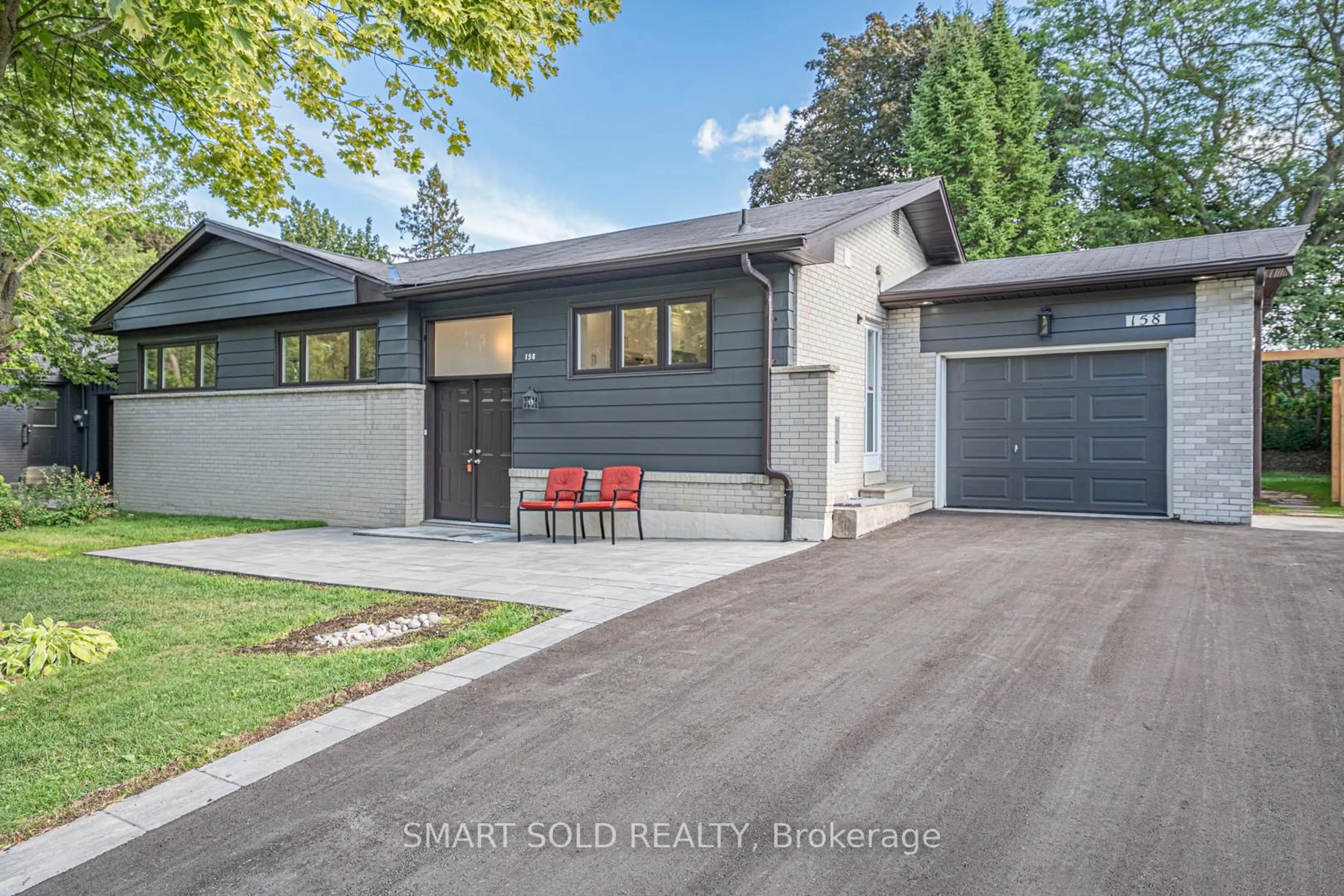 Home with brick exterior material, street for 158 Park Ave, Newmarket Ontario L3Y 1V1