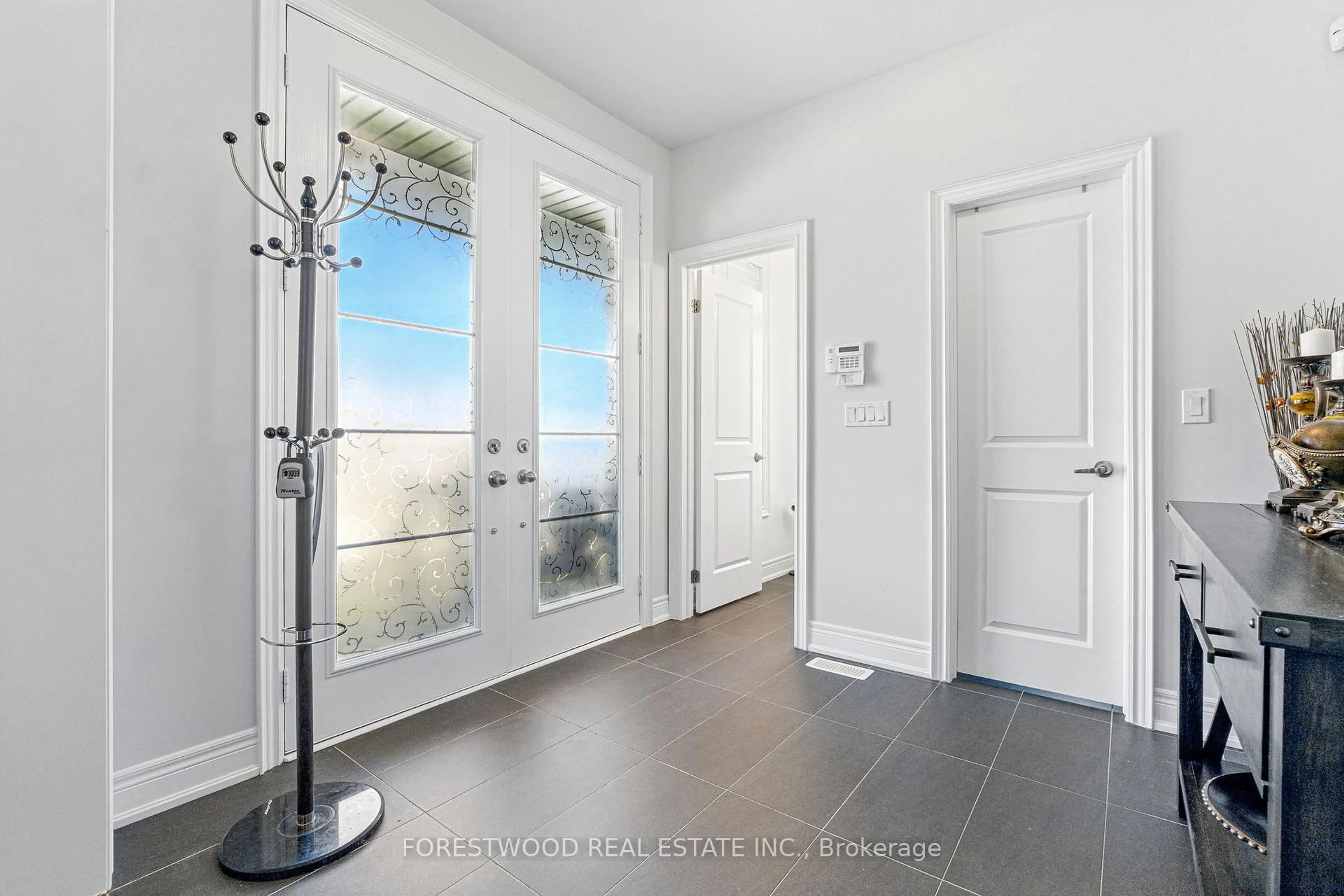 Indoor entryway for 634 Sweetwater Cres, Newmarket Ontario L3X 0H5