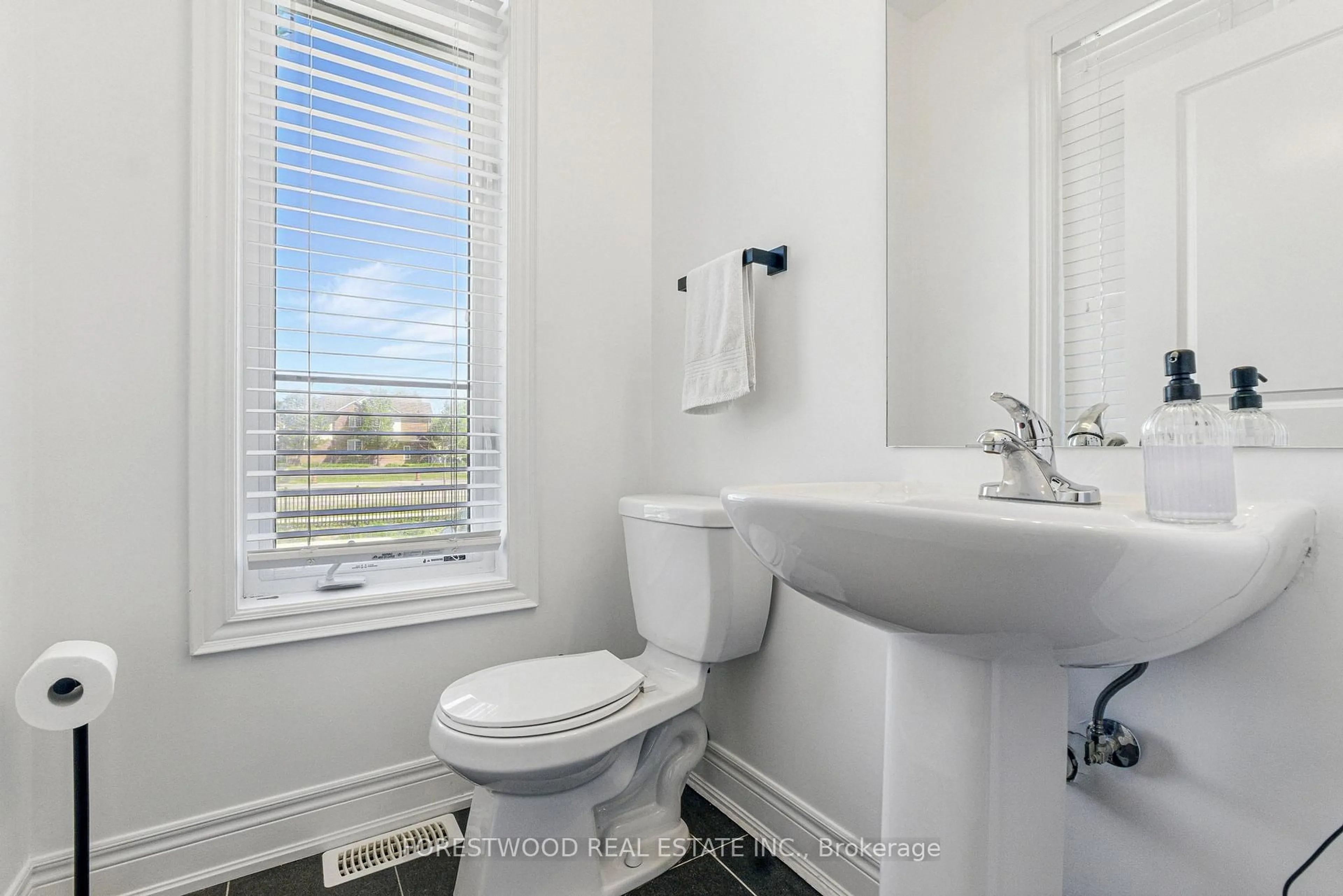 Standard bathroom, ceramic/tile floor for 634 Sweetwater Cres, Newmarket Ontario L3X 0H5