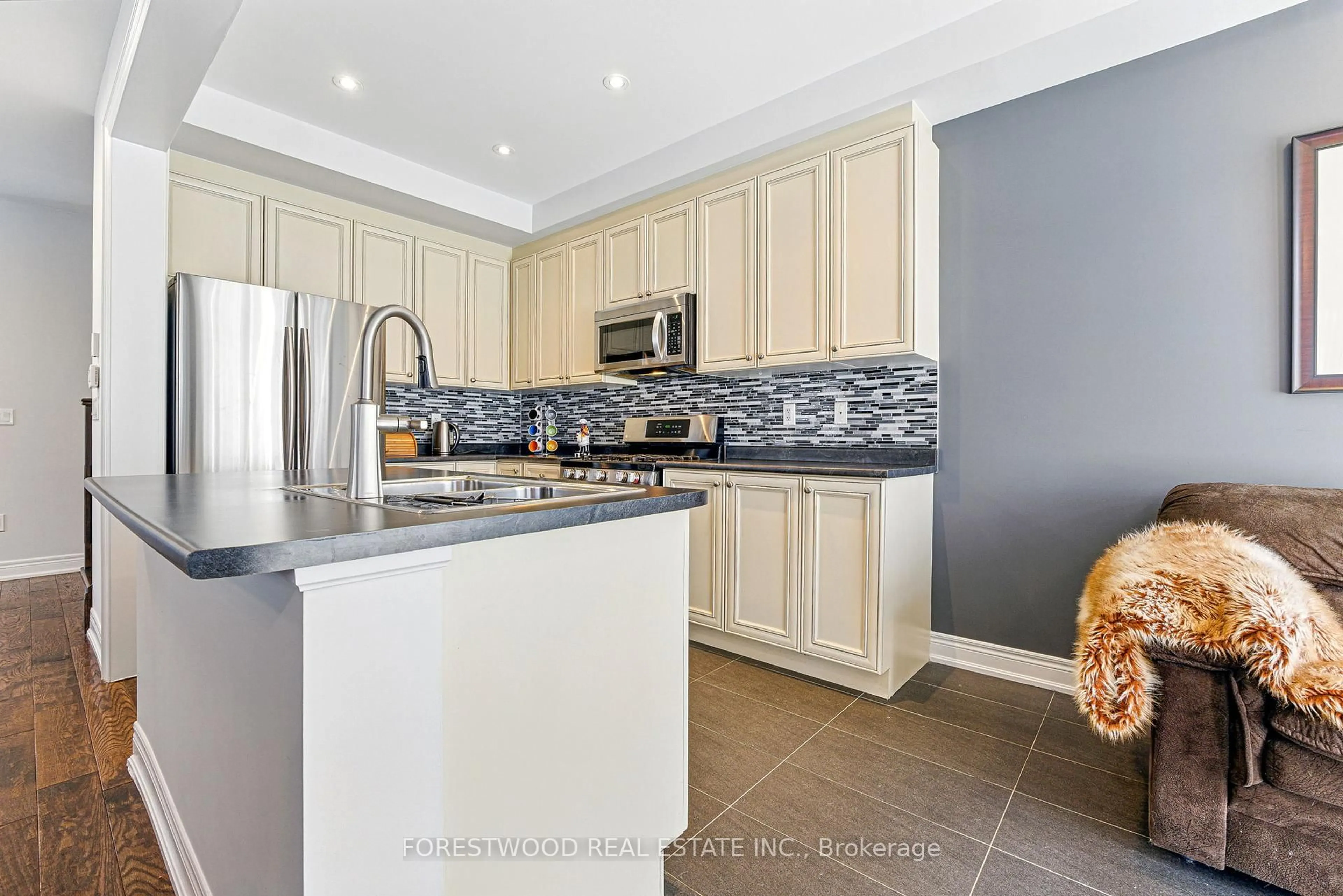Open concept kitchen, ceramic/tile floor for 634 Sweetwater Cres, Newmarket Ontario L3X 0H5