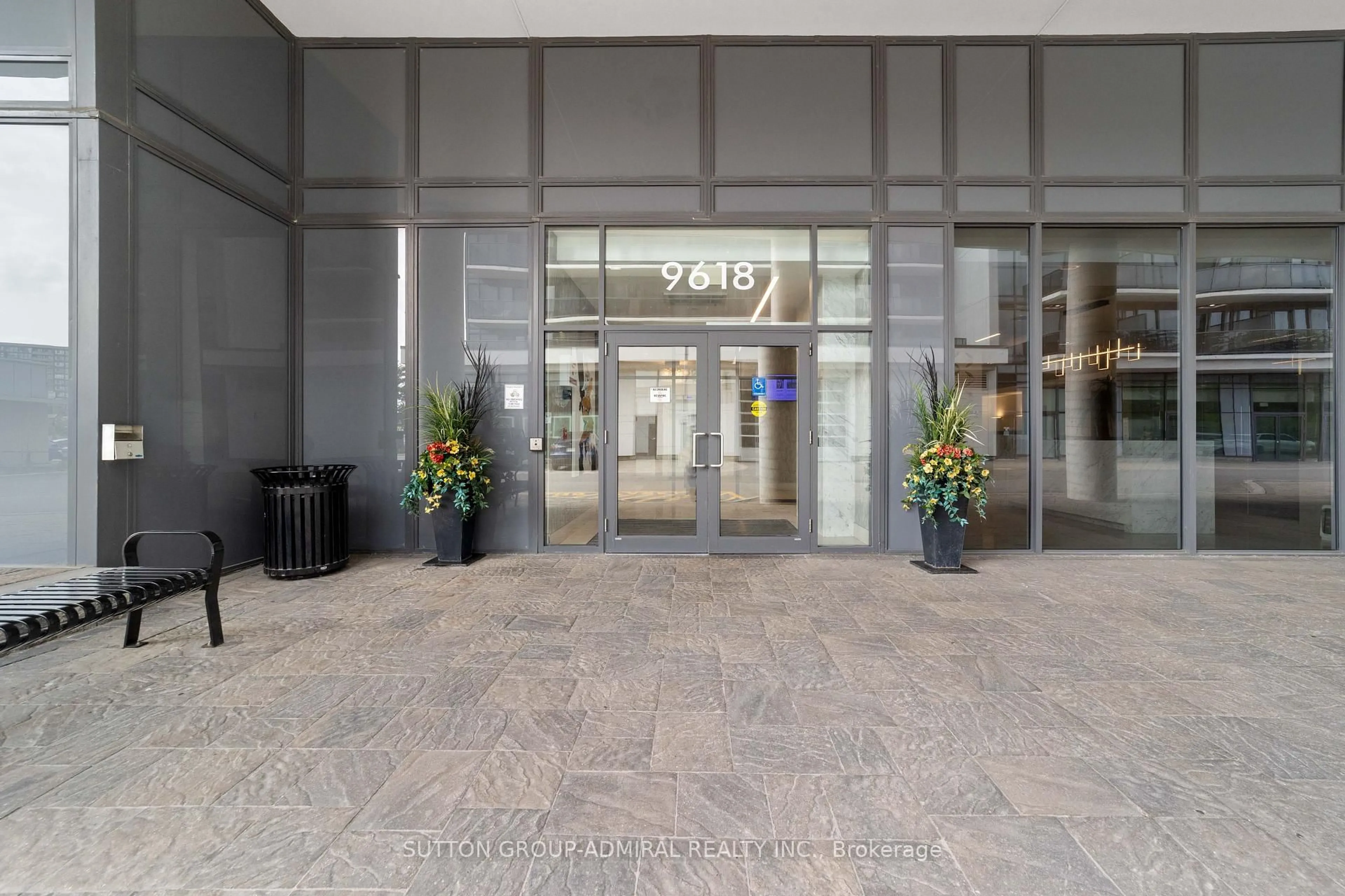 Lobby for 9618 Yonge St #916, Richmond Hill Ontario L4C 0X5