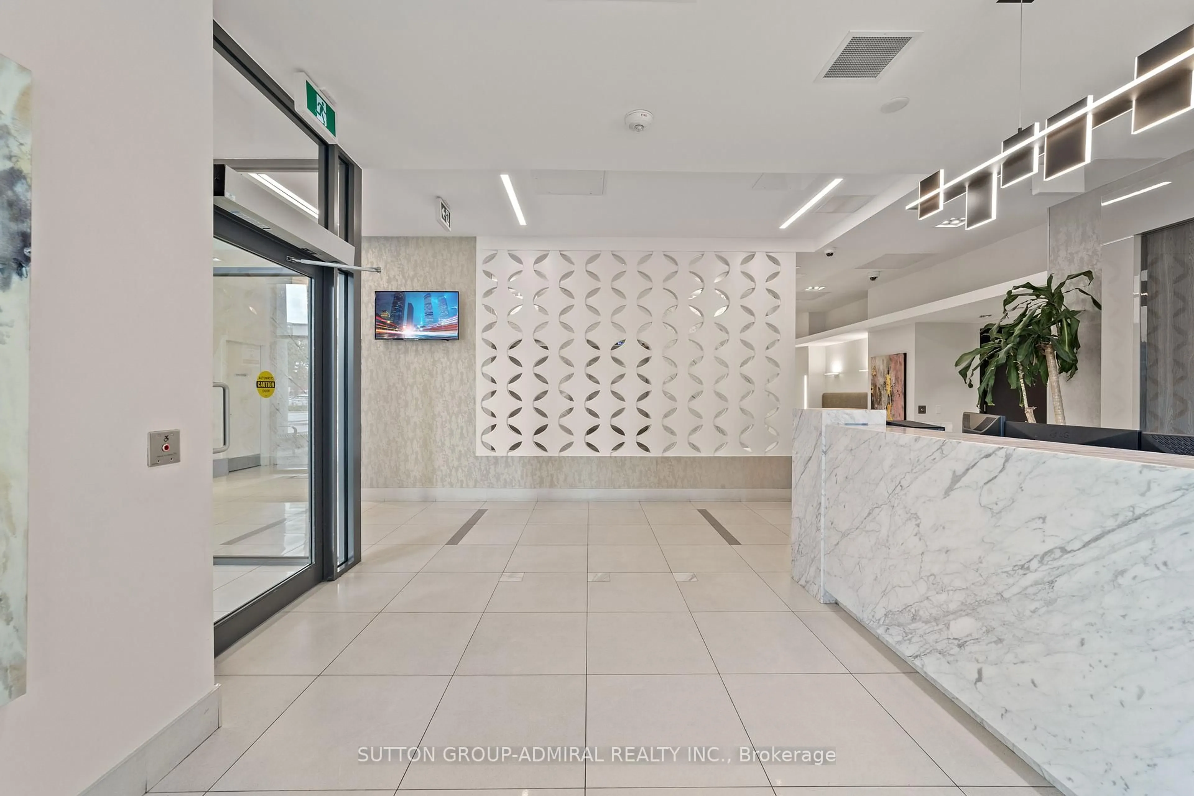 Indoor foyer for 9618 Yonge St #916, Richmond Hill Ontario L4C 0X5