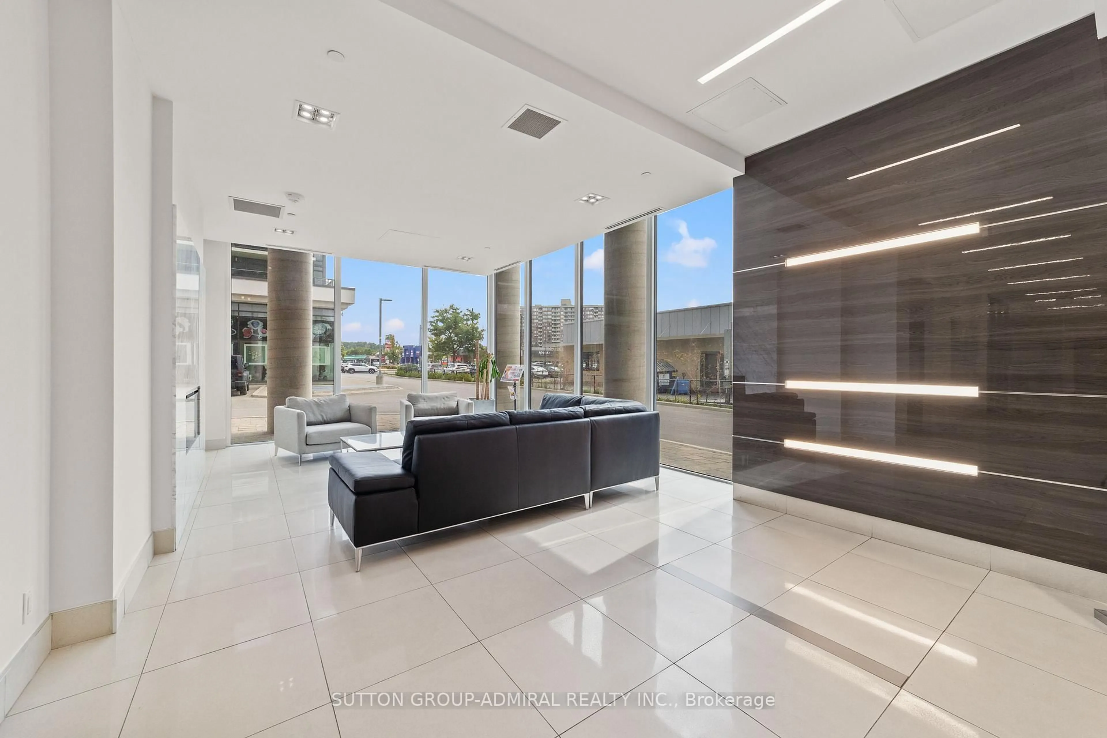 Lobby for 9618 Yonge St #916, Richmond Hill Ontario L4C 0X5