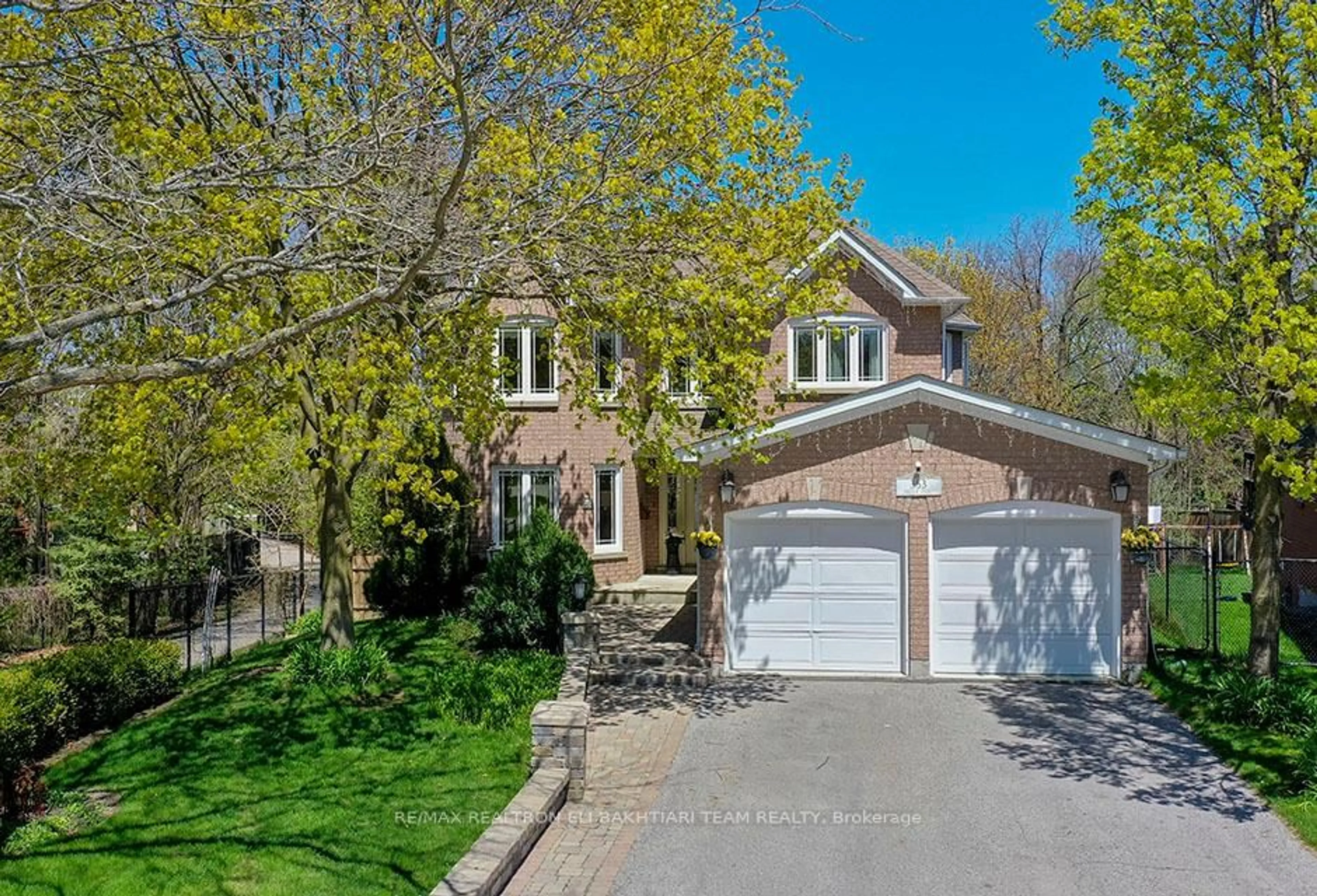 A pic from outside/outdoor area/front of a property/back of a property/a pic from drone, street for 353 Meegan Crt, Newmarket Ontario L3X 2B7