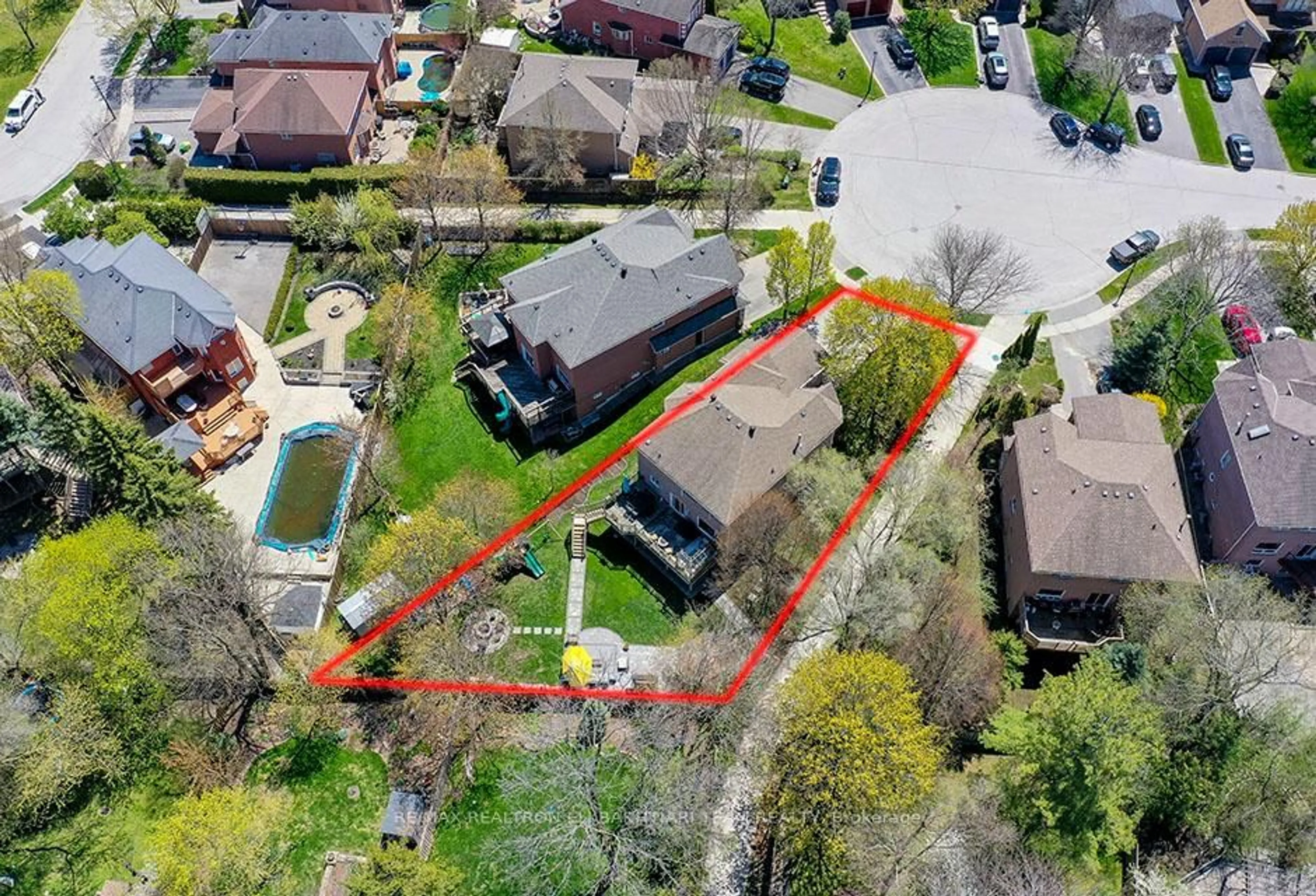 A pic from outside/outdoor area/front of a property/back of a property/a pic from drone, street for 353 Meegan Crt, Newmarket Ontario L3X 2B7