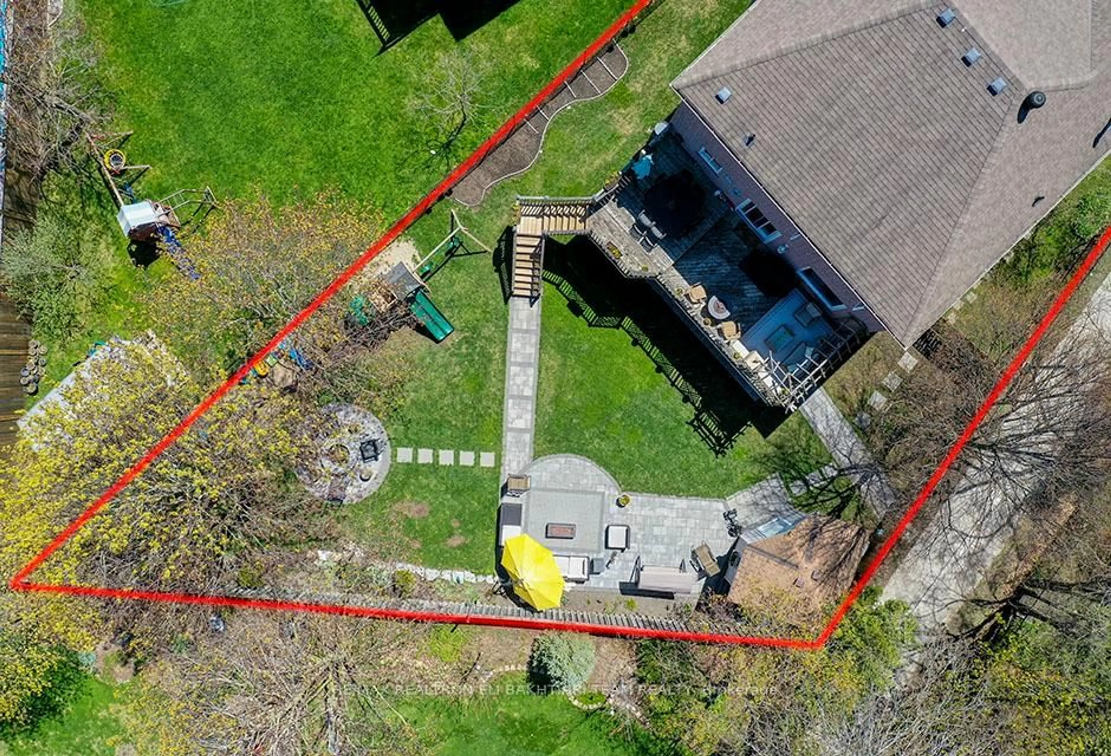 A pic from outside/outdoor area/front of a property/back of a property/a pic from drone, building for 353 Meegan Crt, Newmarket Ontario L3X 2B7