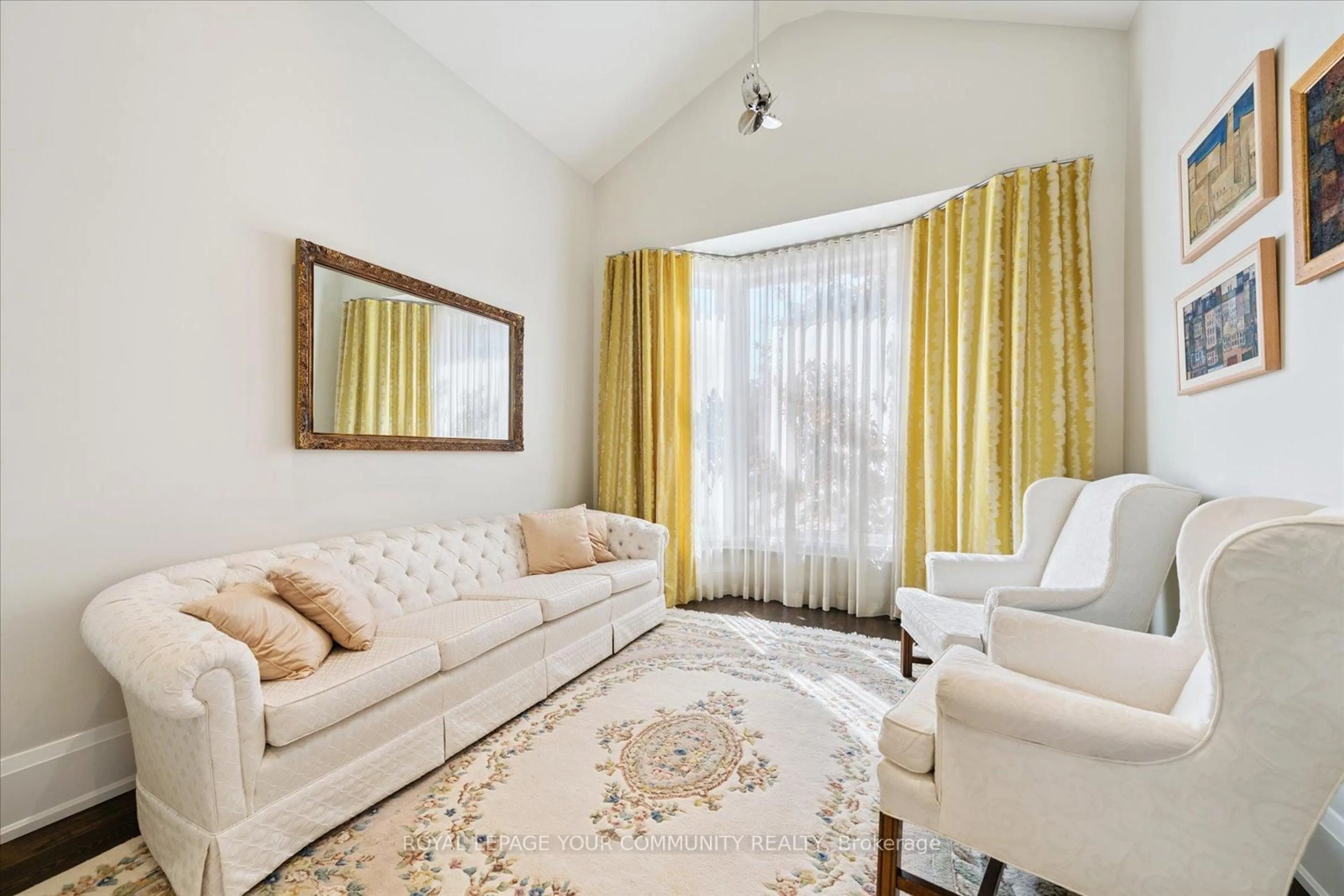 Living room with furniture, unknown for 8 Winterport Crt, Richmond Hill Ontario L4C 9V6
