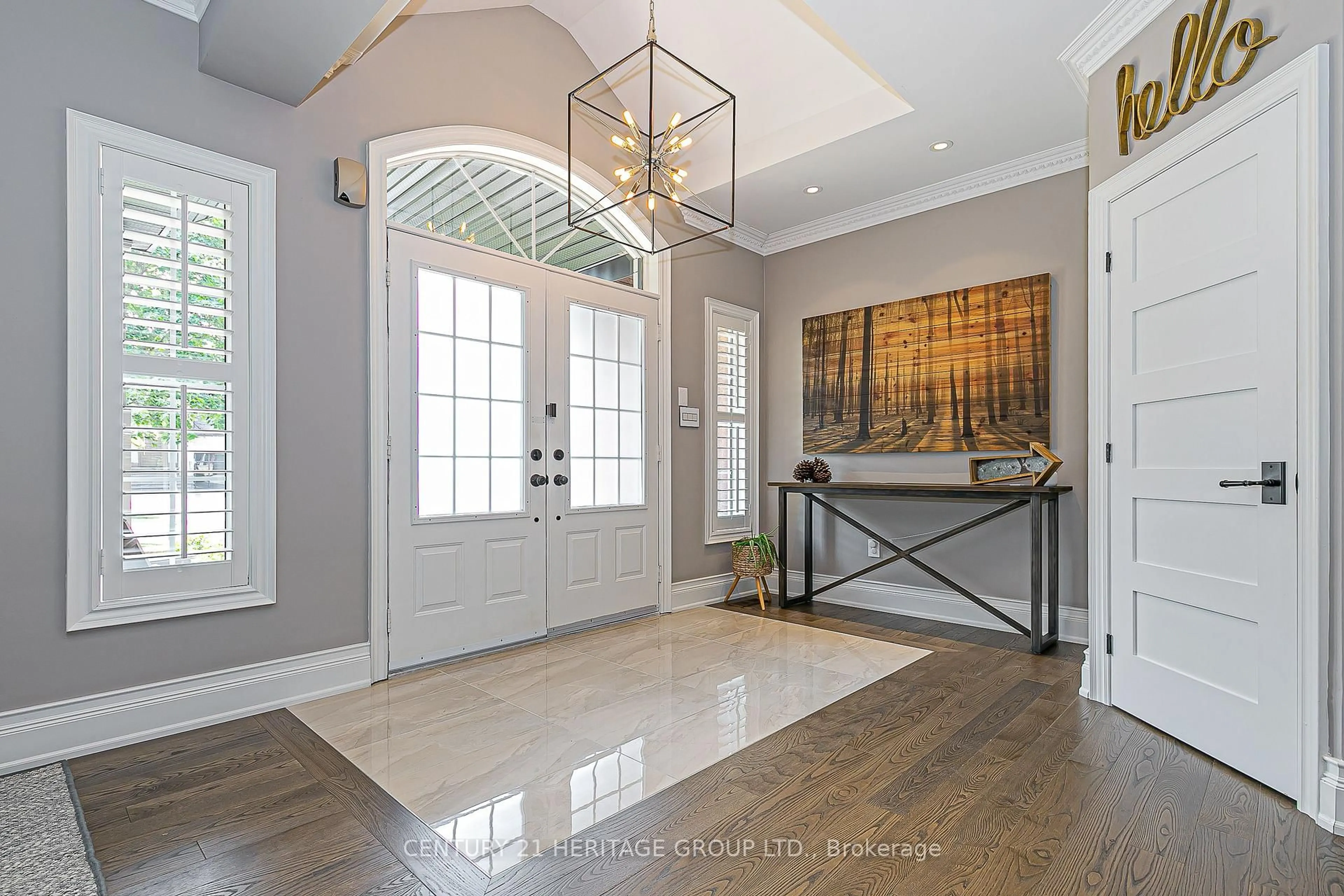 Indoor entryway for 35 Watts Meadow, Aurora Ontario L4G 7L7
