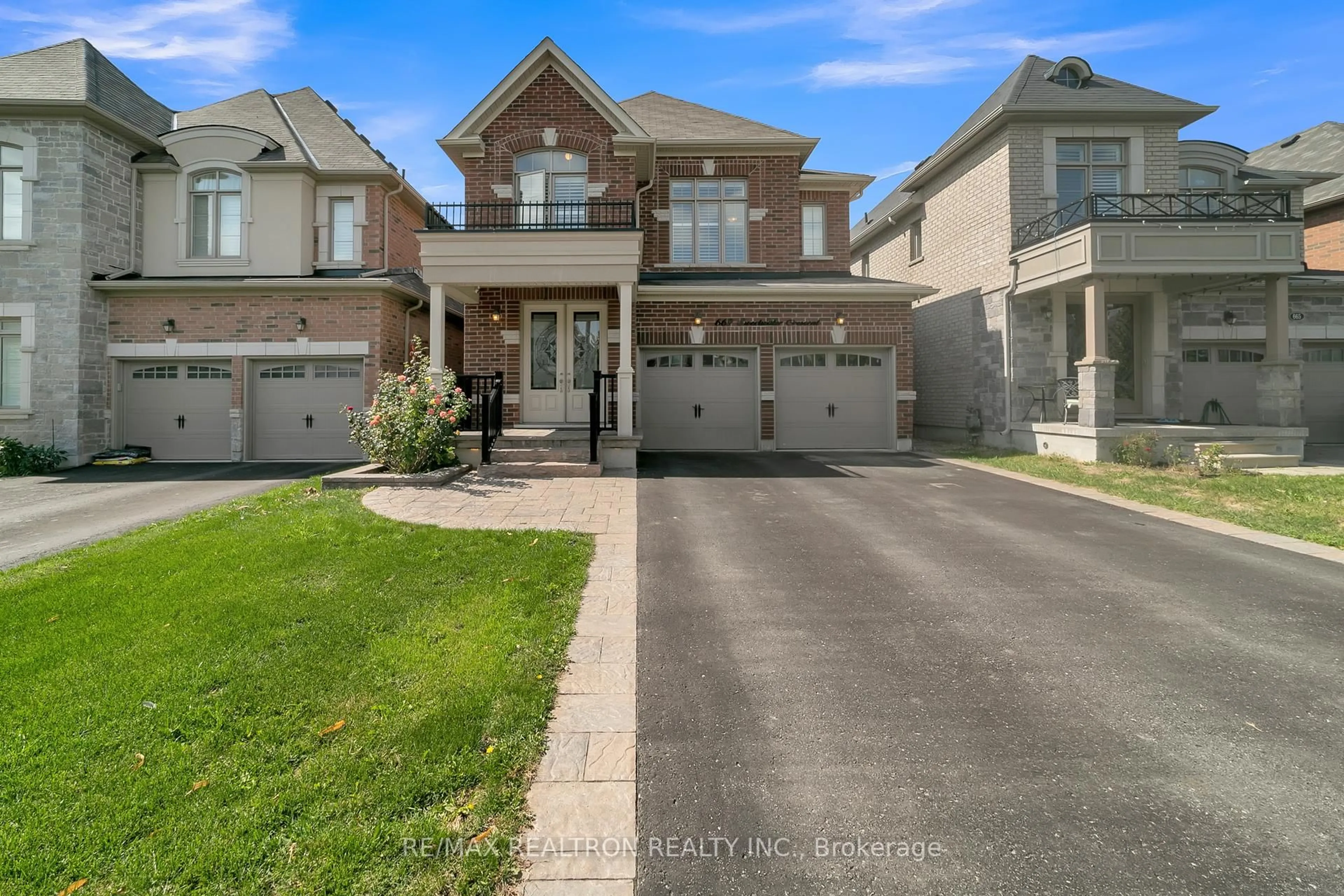 Home with brick exterior material, street for 669 Sweetwater Cres, Newmarket Ontario L3X 0H6