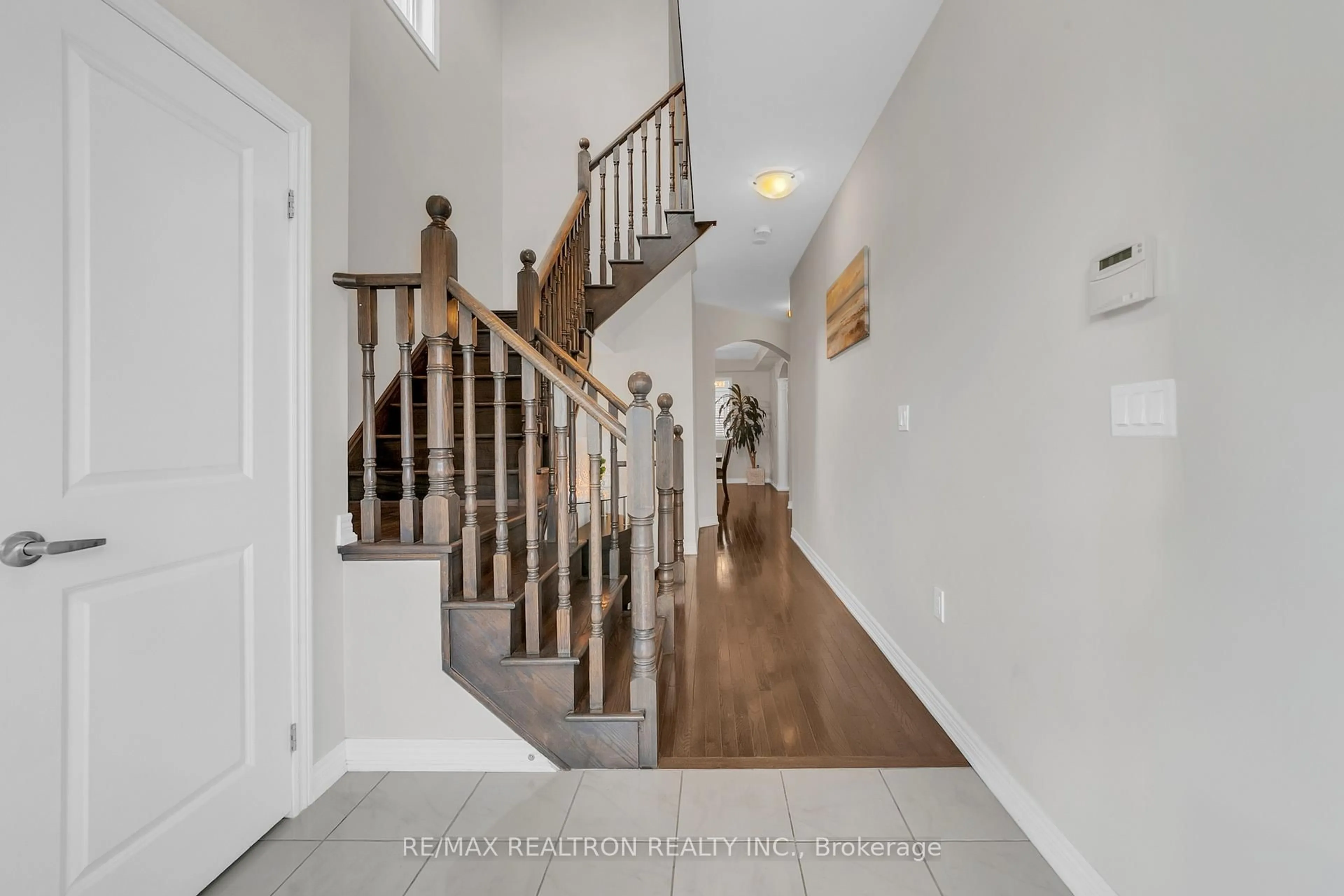 Unknown for 669 Sweetwater Cres, Newmarket Ontario L3X 0H6