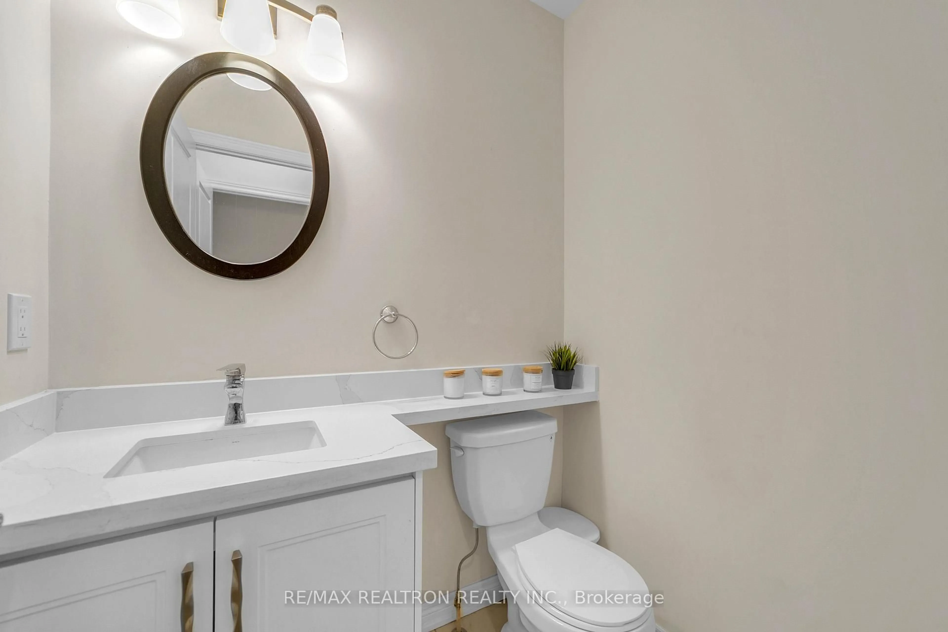Standard bathroom, ceramic/tile floor for 669 Sweetwater Cres, Newmarket Ontario L3X 0H6