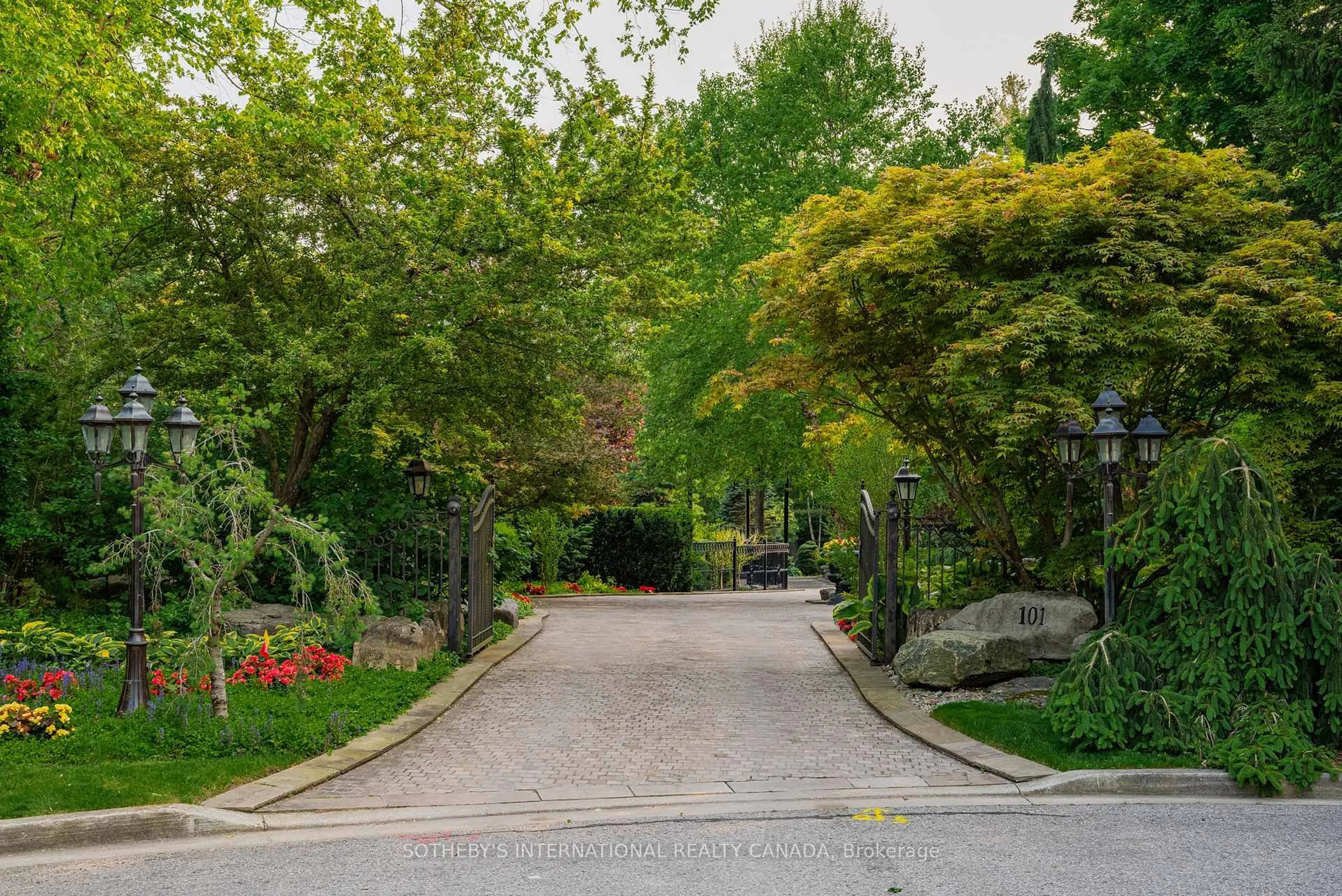 Patio, street for 101 Paula Crt, Vaughan Ontario L0J 1C0
