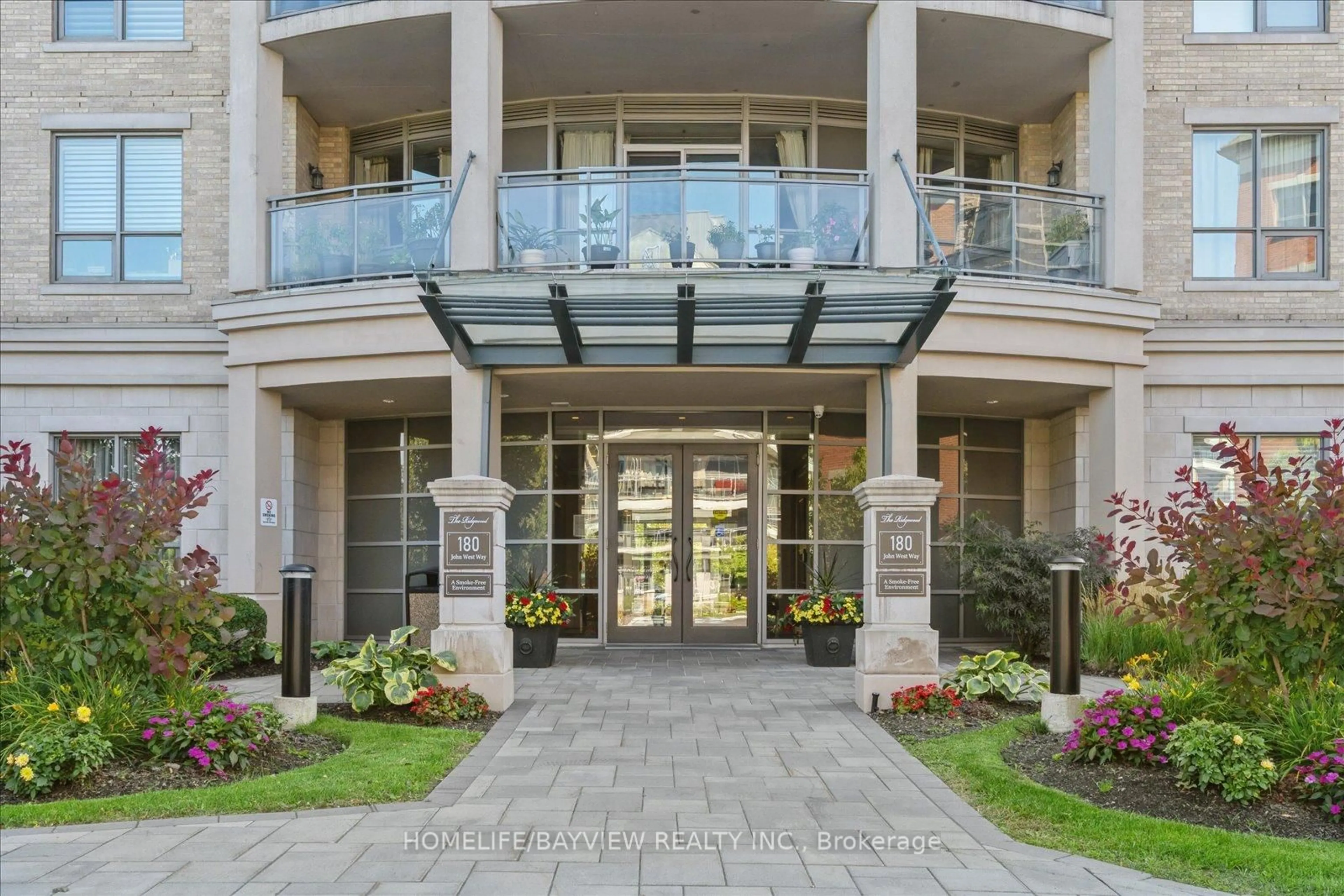 Indoor foyer for 180 John Way #421, Aurora Ontario L4G 0R3