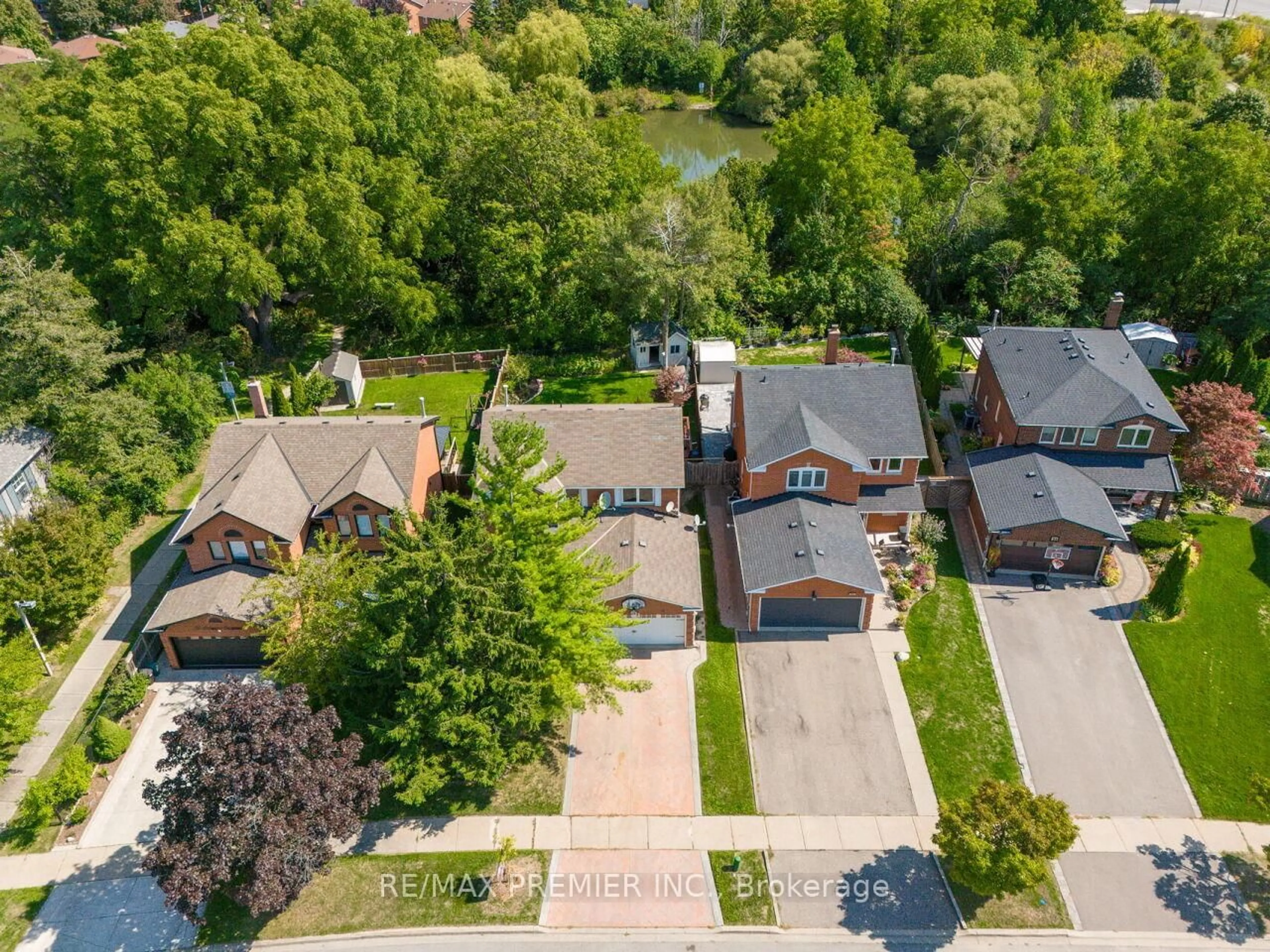 A pic from outside/outdoor area/front of a property/back of a property/a pic from drone, street for 37 Belmont Cres, Vaughan Ontario L6A 1L5